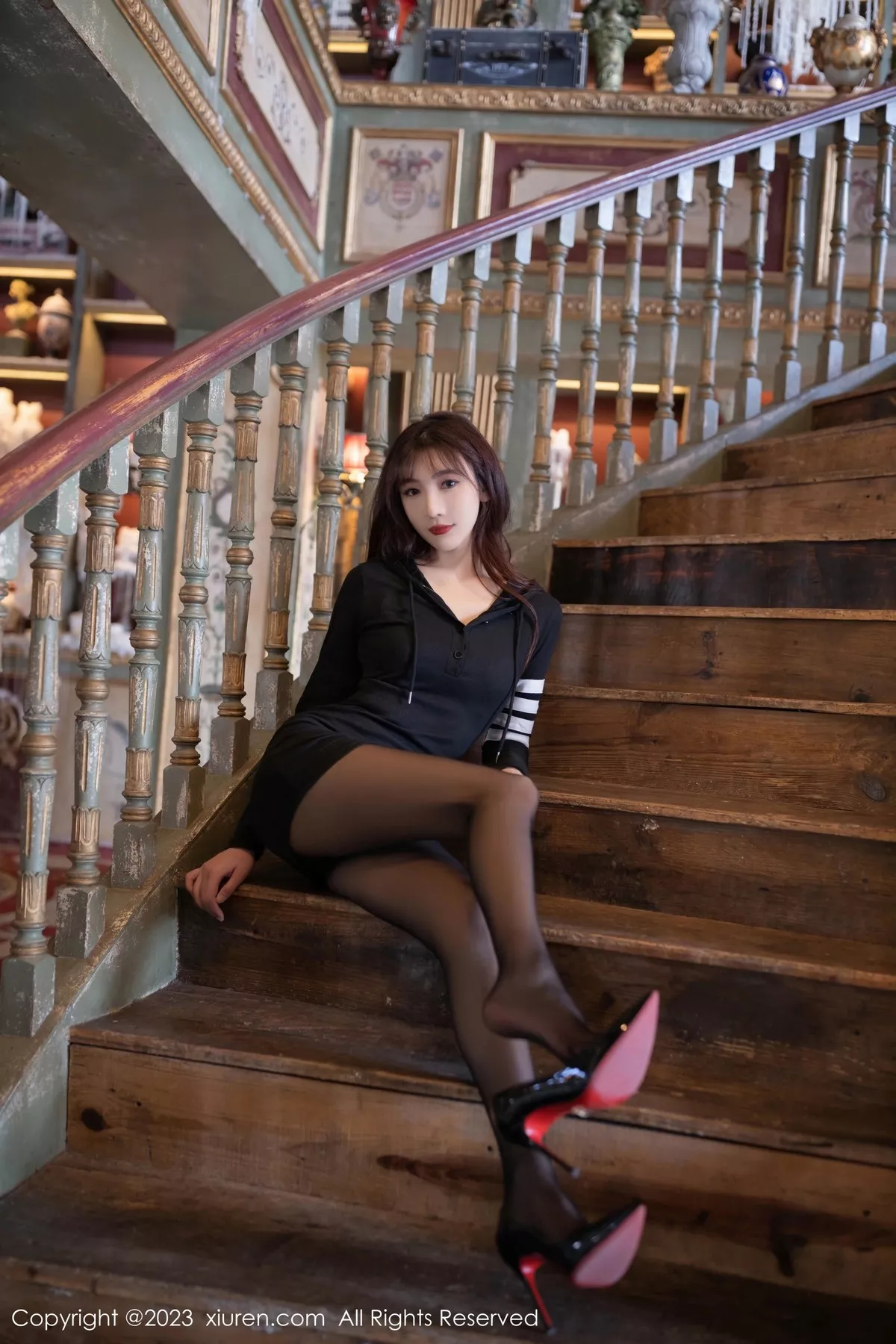 秀人集.com_[XiuRen秀人网]No.6925_模特陆萱萱简约黑色运动裙露白色蕾丝内衣配无内黑丝魅惑写真82P