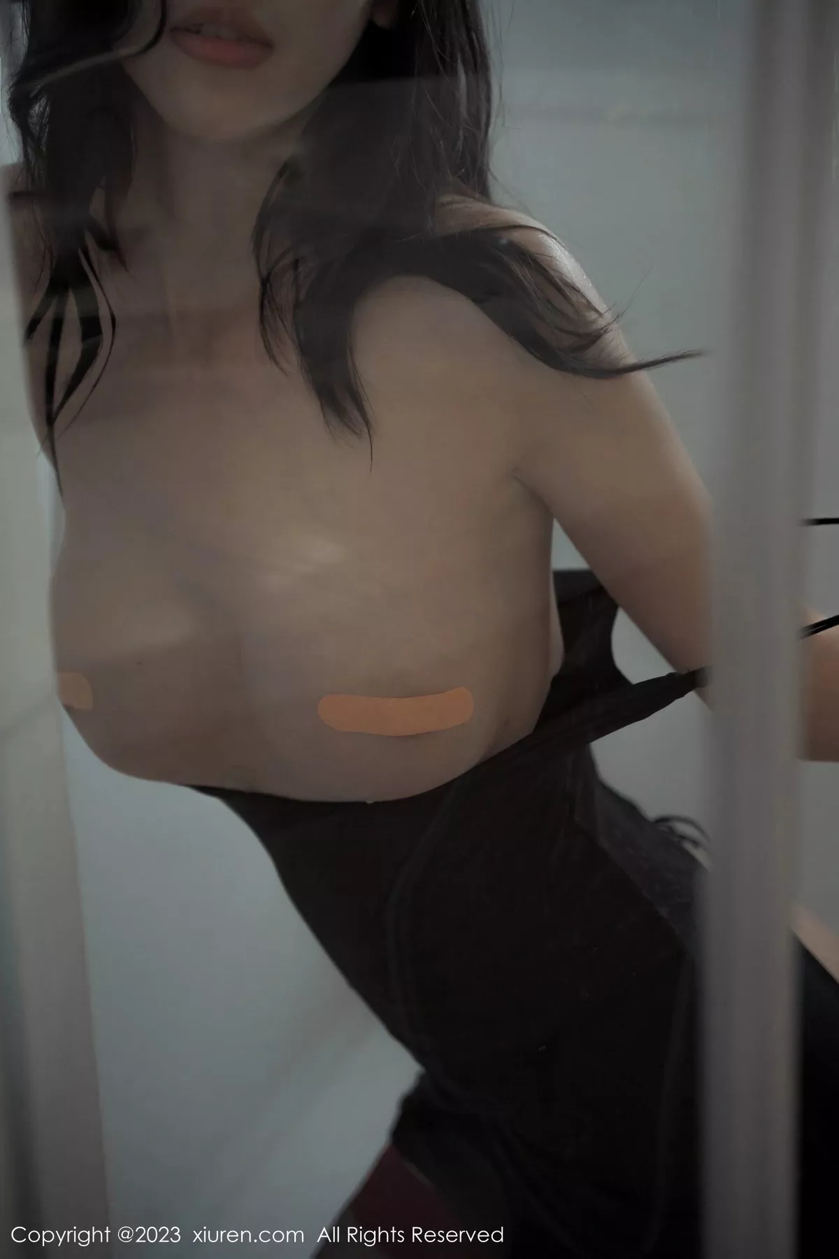 秀人集.com_[XiuRen秀人网]No.6916_模特章芃芃浴室场景性感黑色吊带短裙露豪乳遮点惹火诱惑写真70P