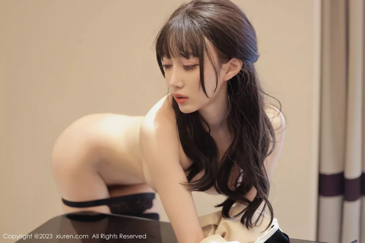 秀人集.com_[XiuRen秀人网]No.6929_模特玥儿玥er性感浅色上衣配黑色短裙露超薄黑丝惹火诱惑写真68P