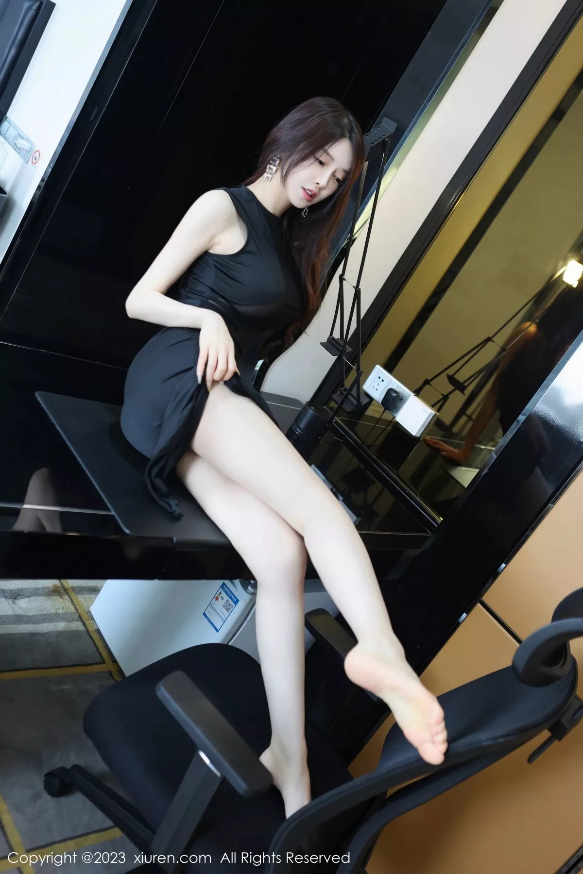 秀人集.com_[XiuRen秀人网]No.6937_模特玉兔miki性感黑色薄纱连衣裙配超薄无内黑丝秀翘臀诱惑写真81P