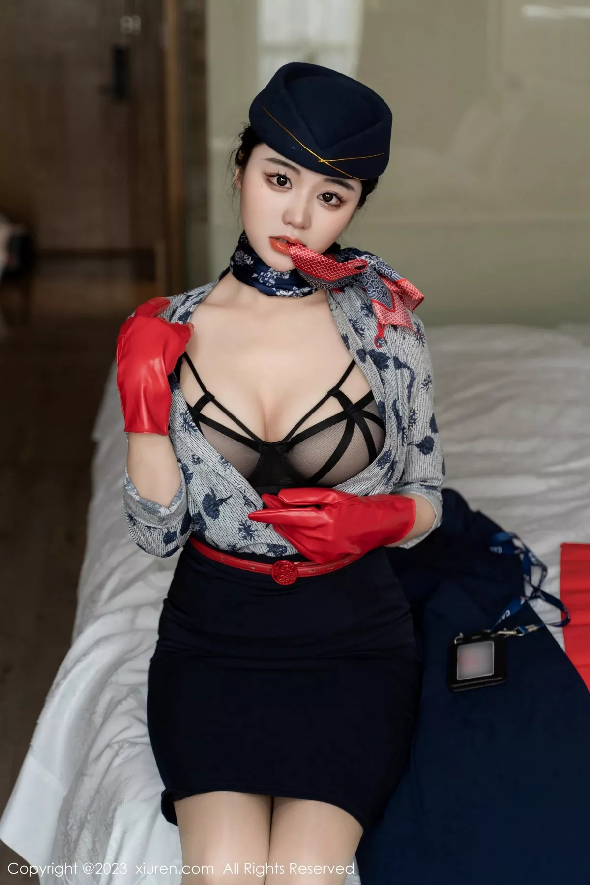 秀人集.com_[XiuRen秀人网]No.6790_模特汐汐爱吃草莓性感空姐制服露黑色内衣秀完美身材诱惑写真69P