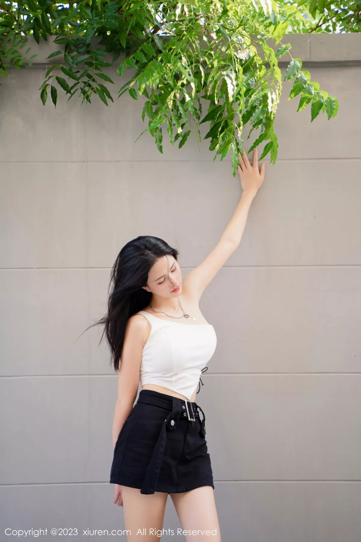 秀人集.com_[XiuRen秀人网]No.6798_模特艾希儿户外性感白色上衣配黑短裤秀曼妙身姿清爽迷人写真62P
