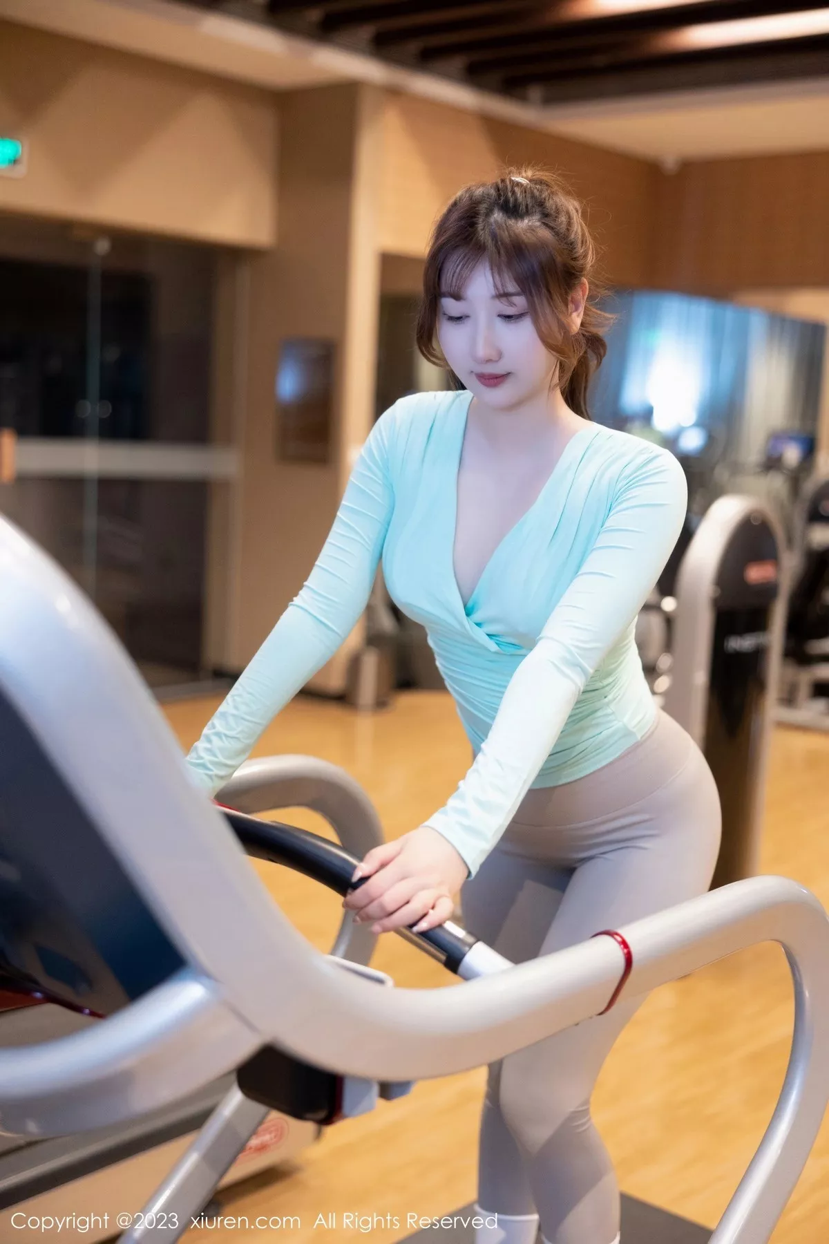 秀人集.com_[XiuRen秀人网]No.6801_模特江真真健身场景浅蓝上衣配灰色瑜伽服秀丰腴身姿诱惑写真81P