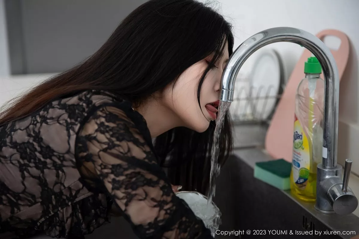 秀人集.com_[YouMi尤蜜荟]Vol.942_模特laura阿姣黑色轻透薄纱连衣裙露蕾丝情趣内衣完美诱惑写真95P