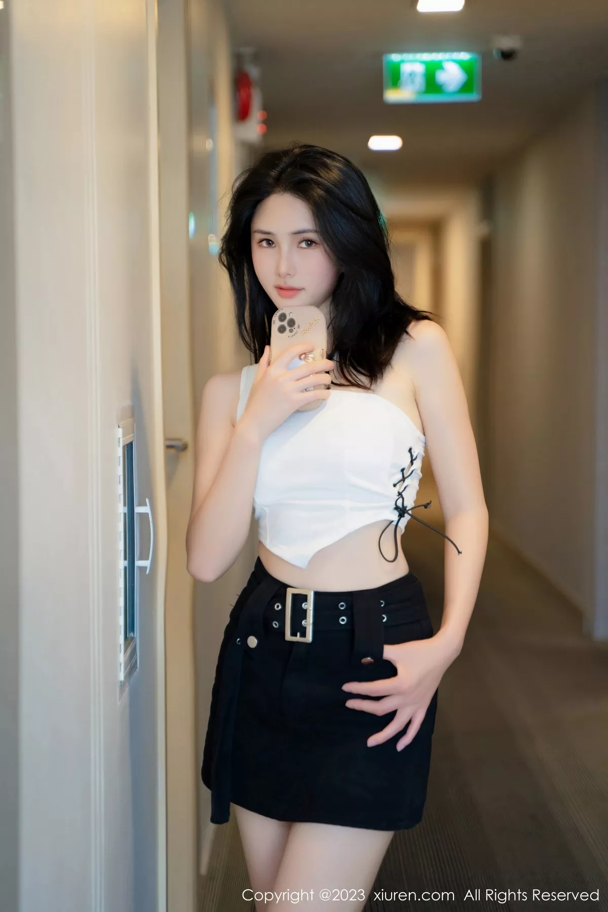 秀人集.com_[XiuRen秀人网]No.6798_模特艾希儿户外性感白色上衣配黑短裤秀曼妙身姿清爽迷人写真62P