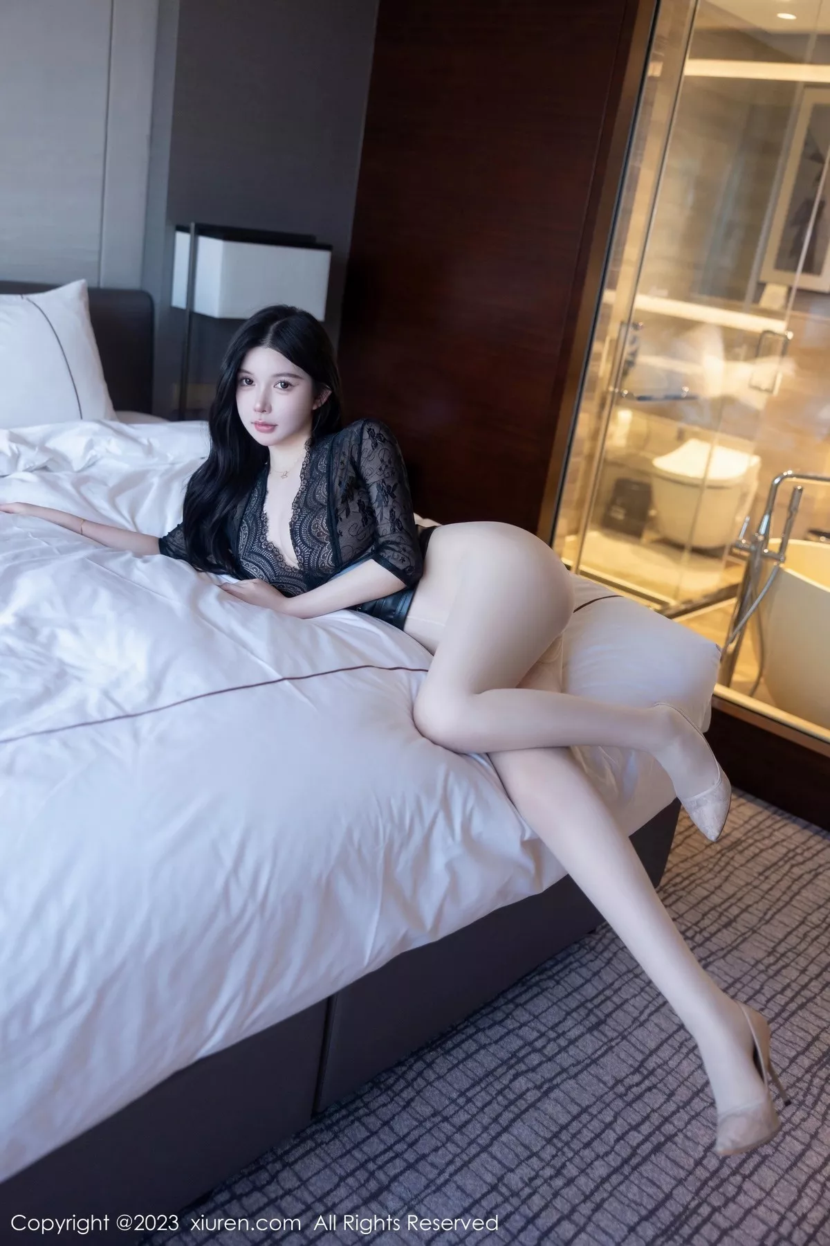 秀人集.com_[XiuRen秀人网]No.6810_模特林珊珊性感黑色蕾丝连衣裙配原色丝袜秀丰腴身姿诱惑写真91P