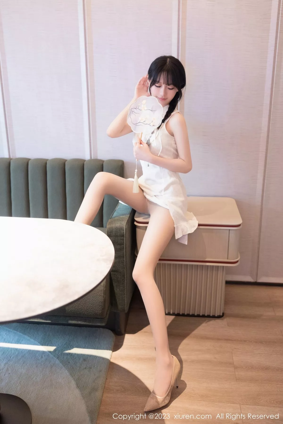 秀人集.com_[XiuRen秀人网]No.6813_模特幼幼性感白色旗袍服饰配原色丝袜秀完美身材撩人诱惑写真80P