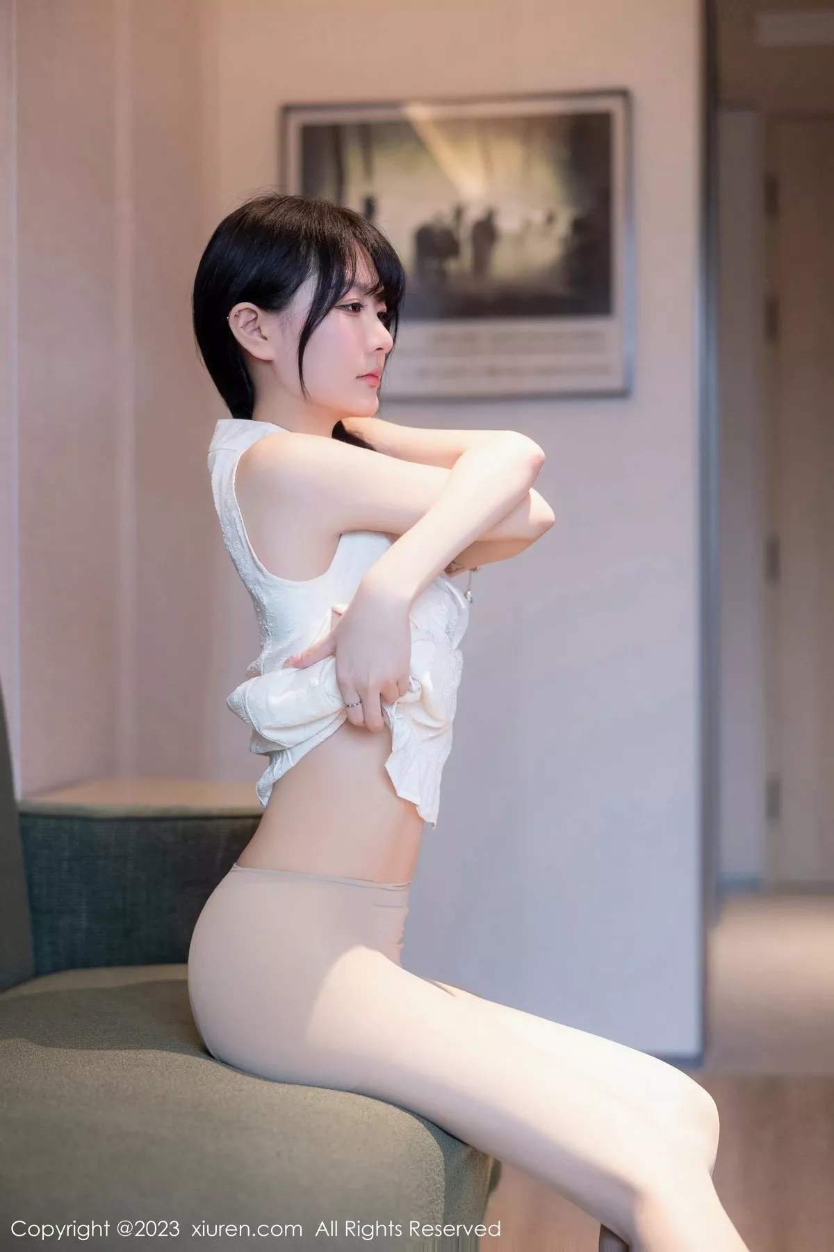 秀人集.com_[XiuRen秀人网]No.6813_模特幼幼性感白色旗袍服饰配原色丝袜秀完美身材撩人诱惑写真80P