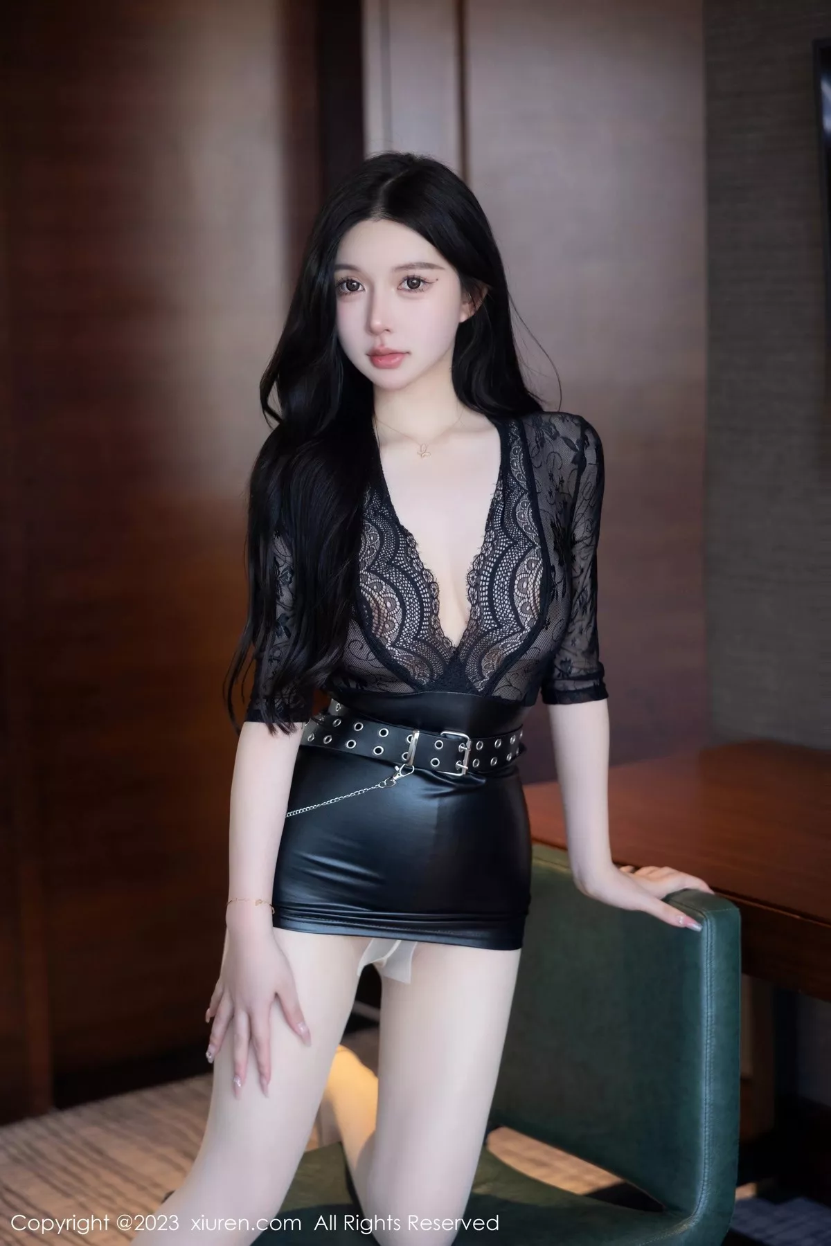 秀人集.com_[XiuRen秀人网]No.6810_模特林珊珊性感黑色蕾丝连衣裙配原色丝袜秀丰腴身姿诱惑写真91P