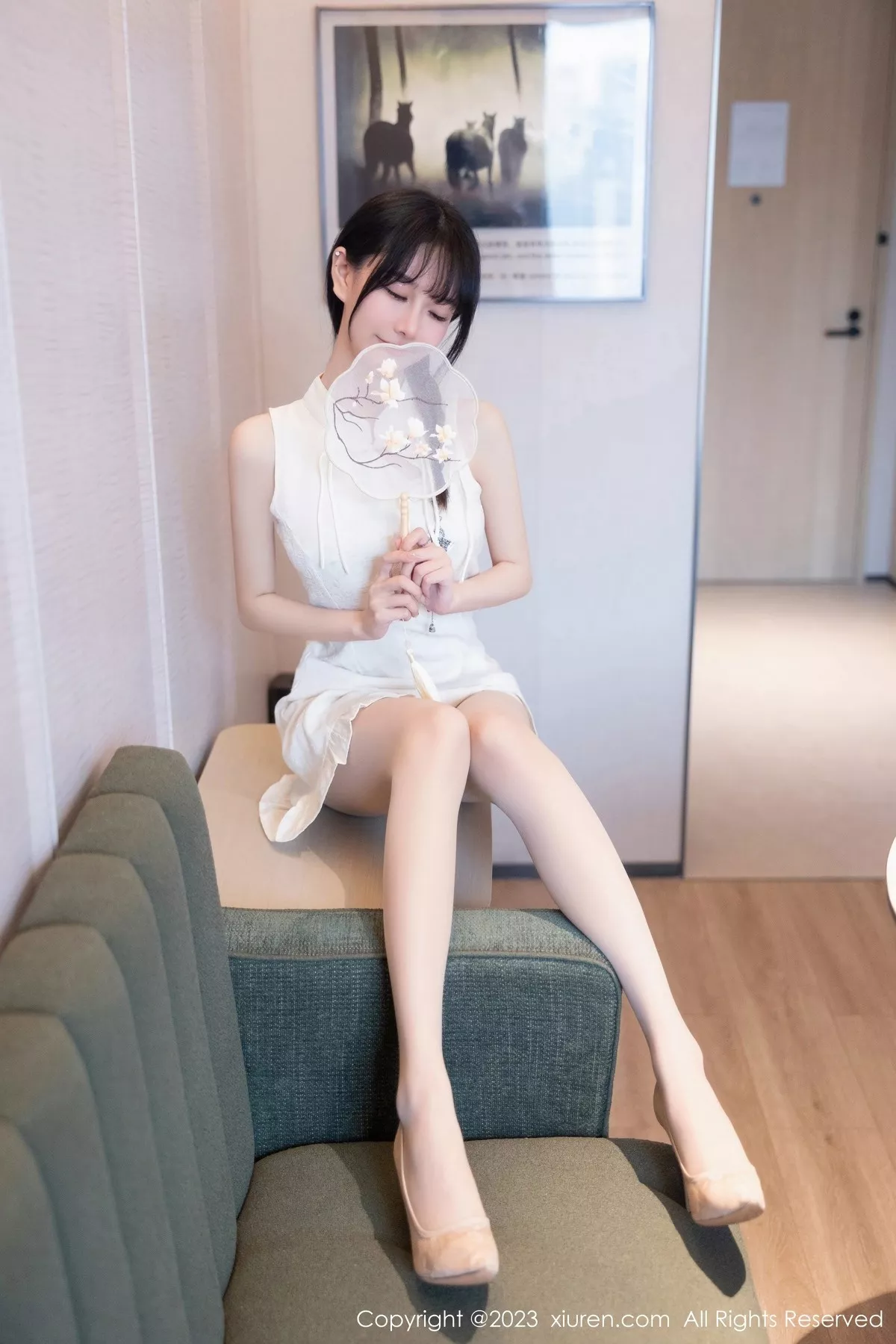 秀人集.com_[XiuRen秀人网]No.6813_模特幼幼性感白色旗袍服饰配原色丝袜秀完美身材撩人诱惑写真80P