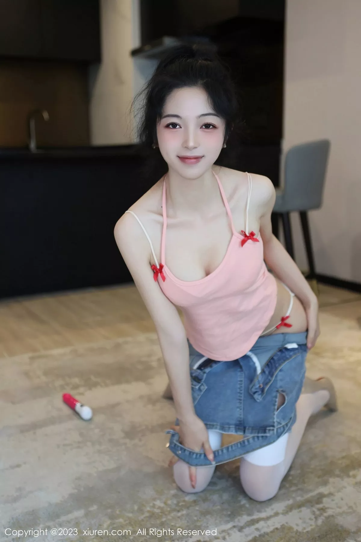 秀人集.com_[XiuRen秀人网]No.6816_模特茜茜Kimi脱牛仔背带裙露浅色蕾丝内衣秀完美身材诱惑写真76P