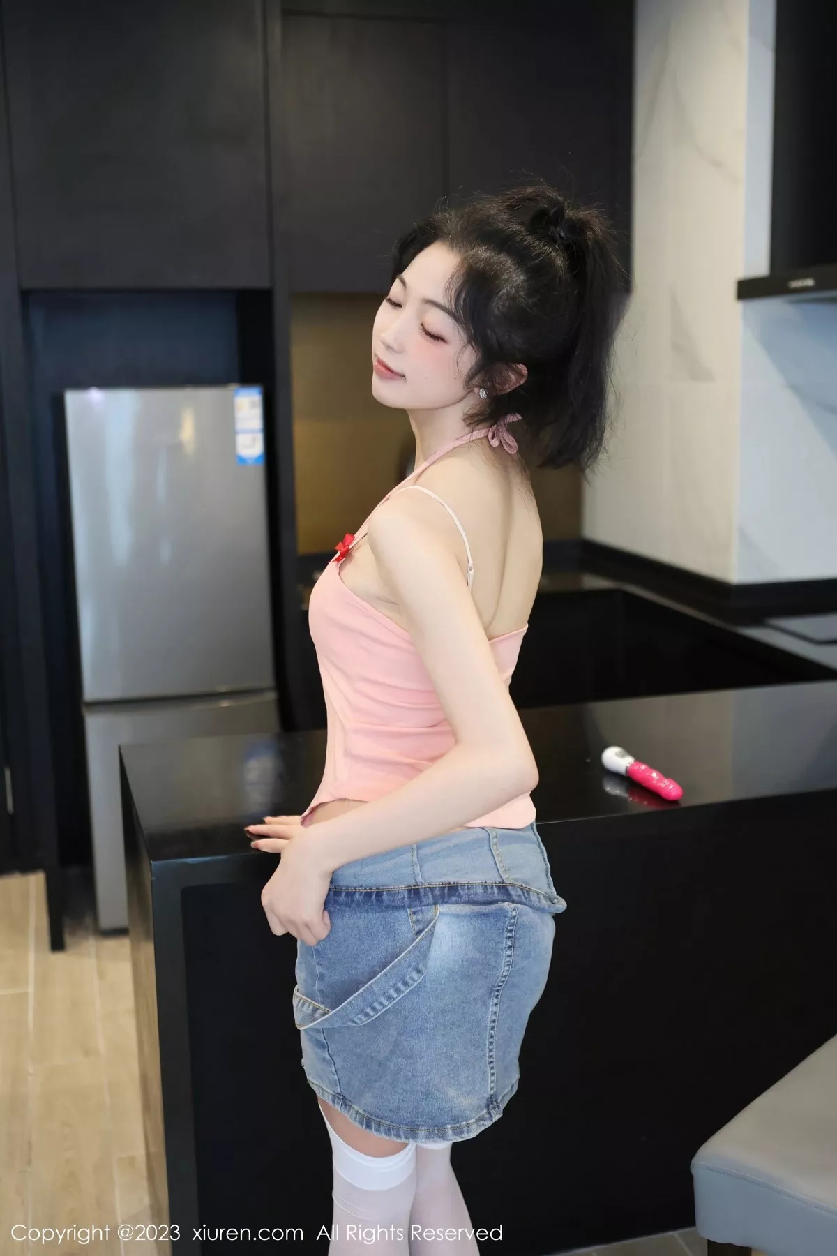 秀人集.com_[XiuRen秀人网]No.6816_模特茜茜Kimi脱牛仔背带裙露浅色蕾丝内衣秀完美身材诱惑写真76P