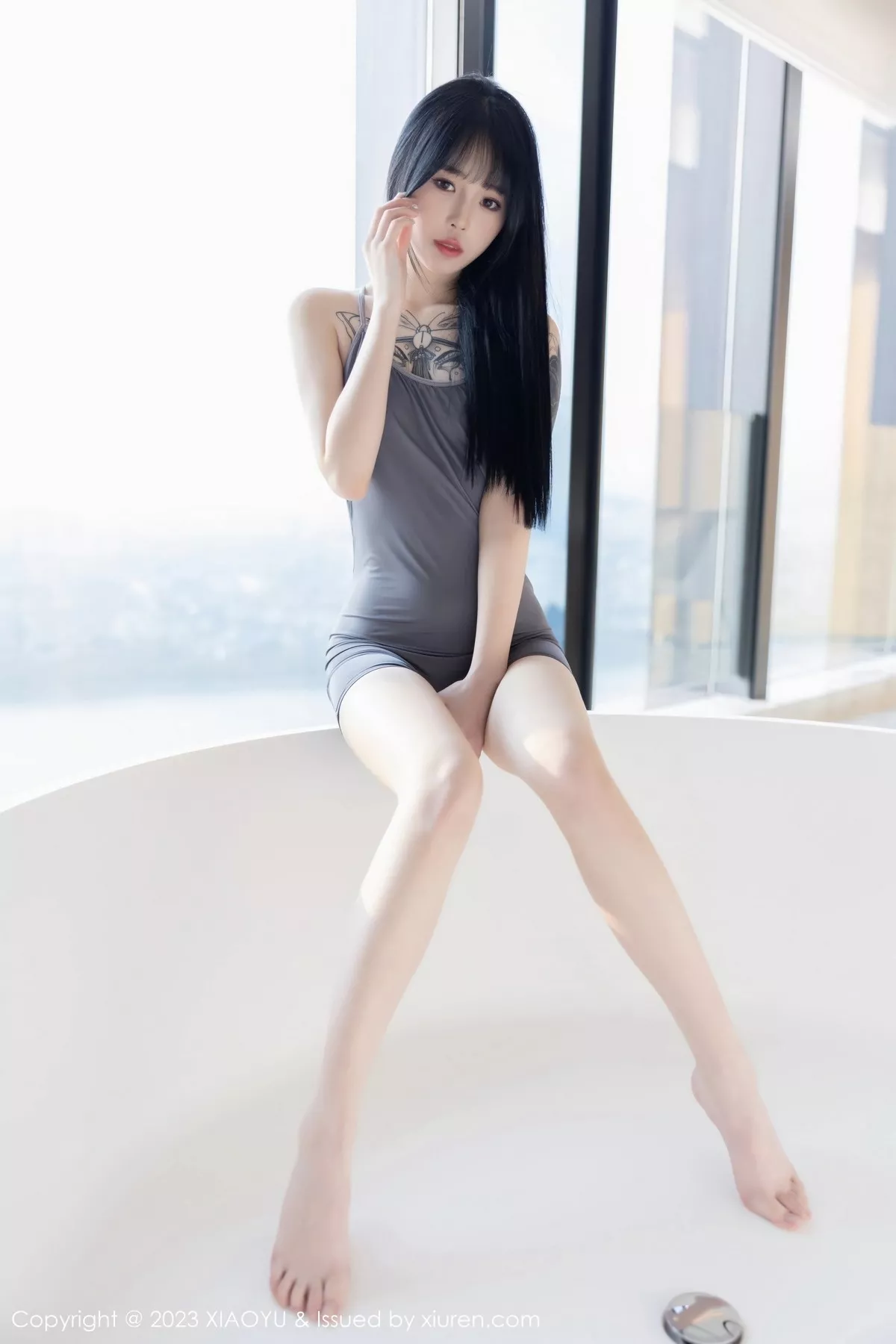 秀人集.com_[XiaoYu画语界]Vol.1037_模特奶瓶私房浴室性感灰色露肩连衣裙秀曼妙身姿迷人诱惑写真87P