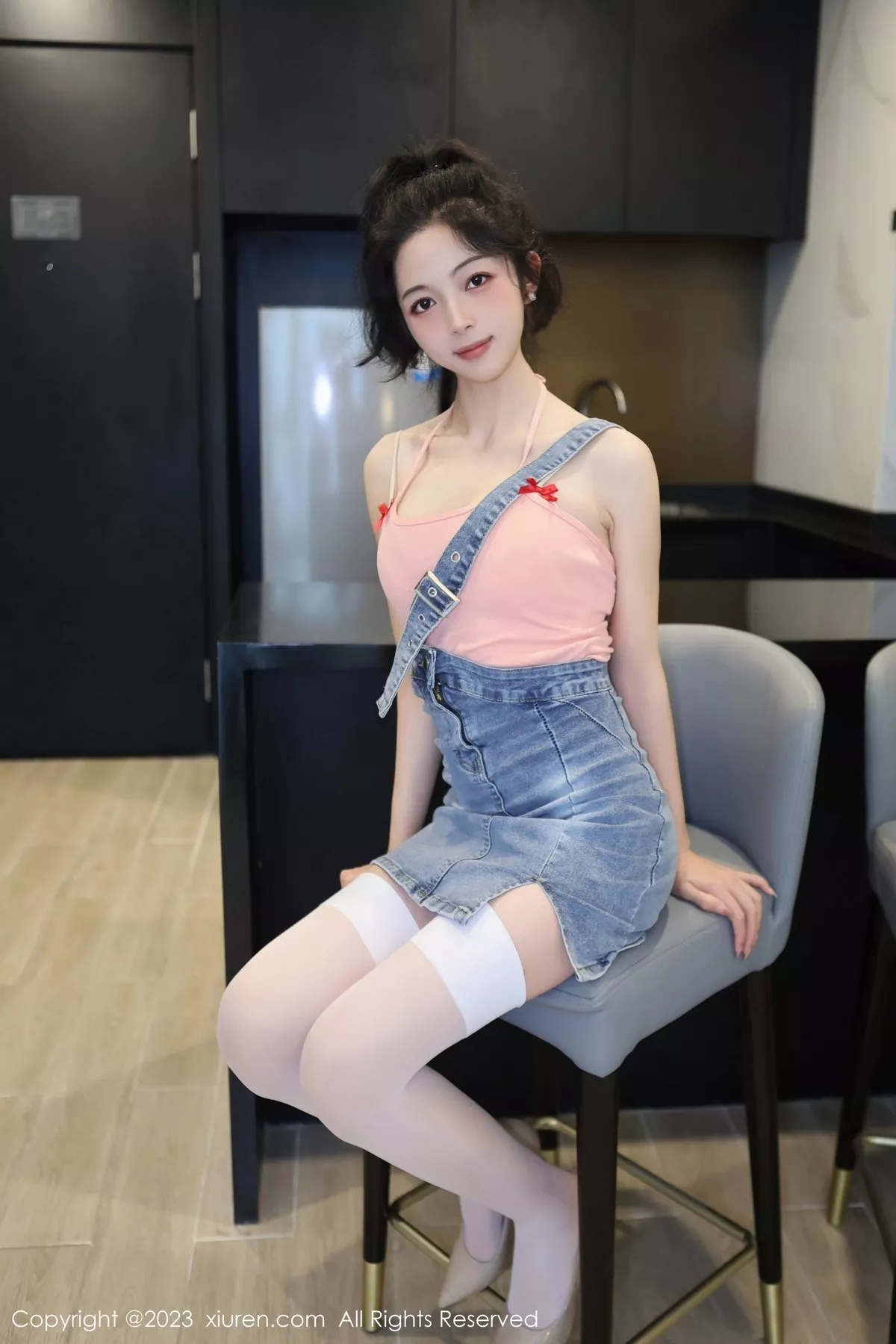 秀人集.com_[XiuRen秀人网]No.6816_模特茜茜Kimi脱牛仔背带裙露浅色蕾丝内衣秀完美身材诱惑写真76P