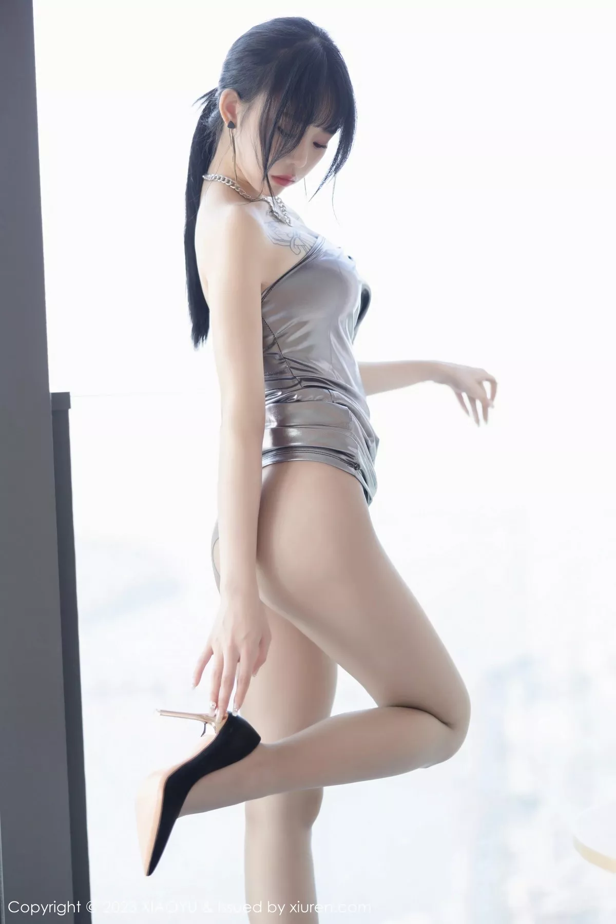 秀人集.com_[XiaoYu画语界]Vol.1037_模特奶瓶私房浴室性感灰色露肩连衣裙秀曼妙身姿迷人诱惑写真87P