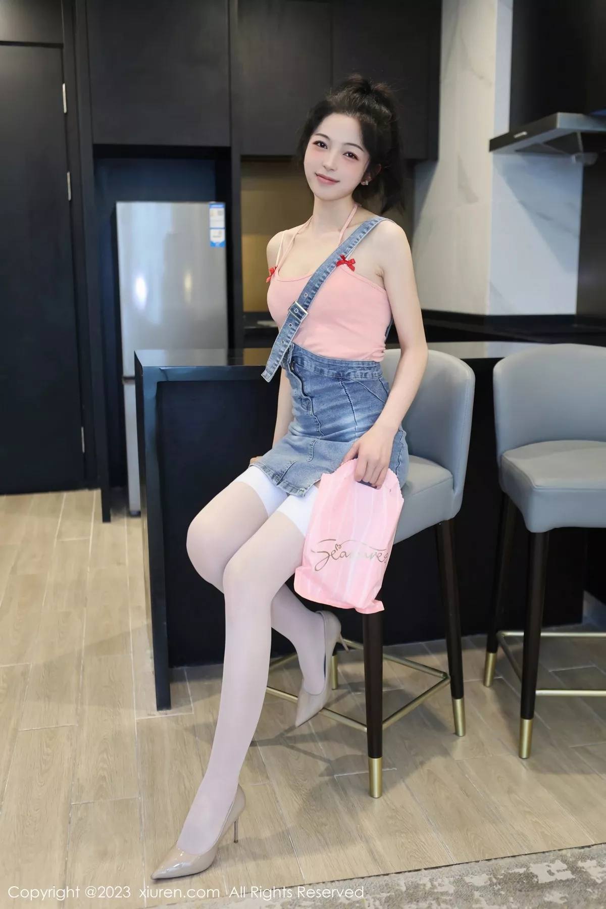 秀人集.com_[XiuRen秀人网]No.6816_模特茜茜Kimi脱牛仔背带裙露浅色蕾丝内衣秀完美身材诱惑写真76P