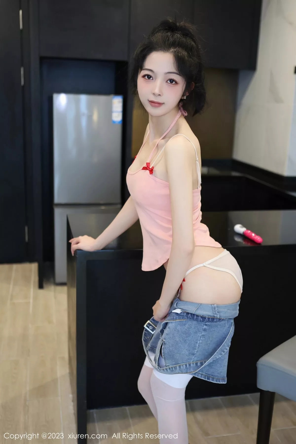 秀人集.com_[XiuRen秀人网]No.6816_模特茜茜Kimi脱牛仔背带裙露浅色蕾丝内衣秀完美身材诱惑写真76P