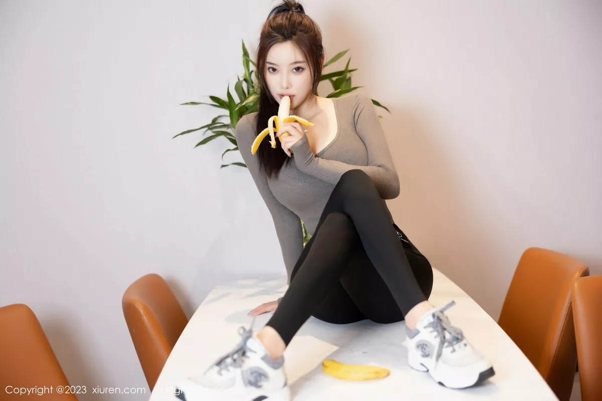 秀人集.com_[XiuRen秀人网]No.6825_女神杨晨晨Yome灰色上衣配黑色瑜伽裤秀丰腴身材迷人诱惑写真81P