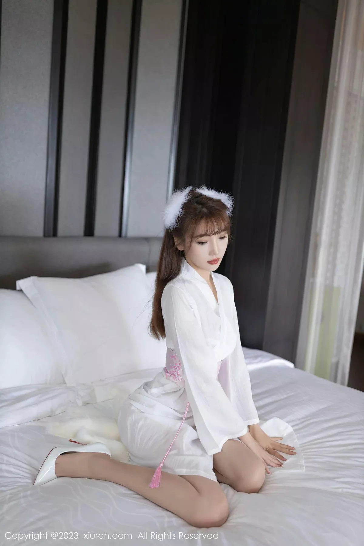 秀人集.com_[XiuRen秀人网]No.6999_模特陆萱萱白狐装扮性感白色蕾丝情趣内衣秀惹火身材诱惑写真80P
