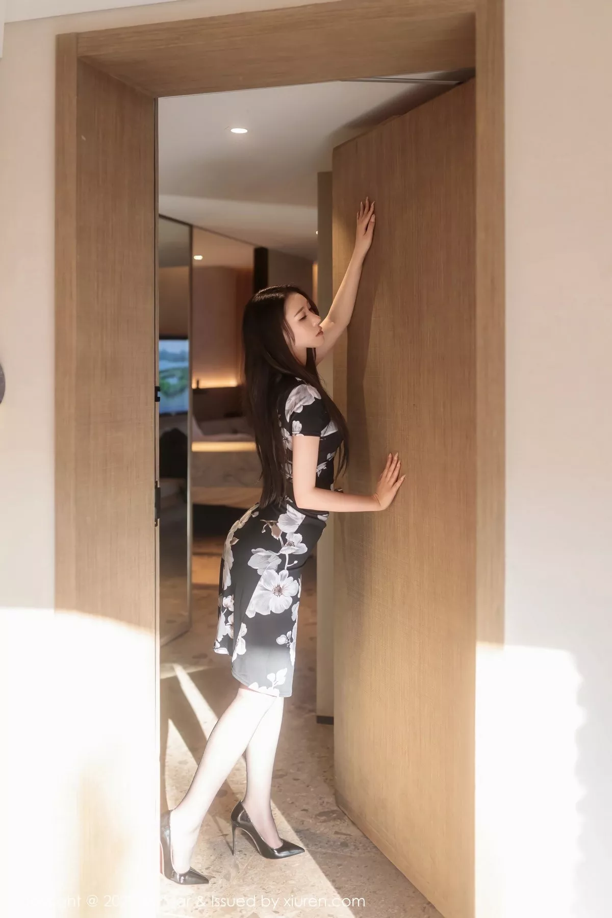 秀人集.com_[MFStar模范学院]Vol.630_模特小波多性感黑色带图案旗袍配超薄黑丝秀苗条身材诱惑写真54P