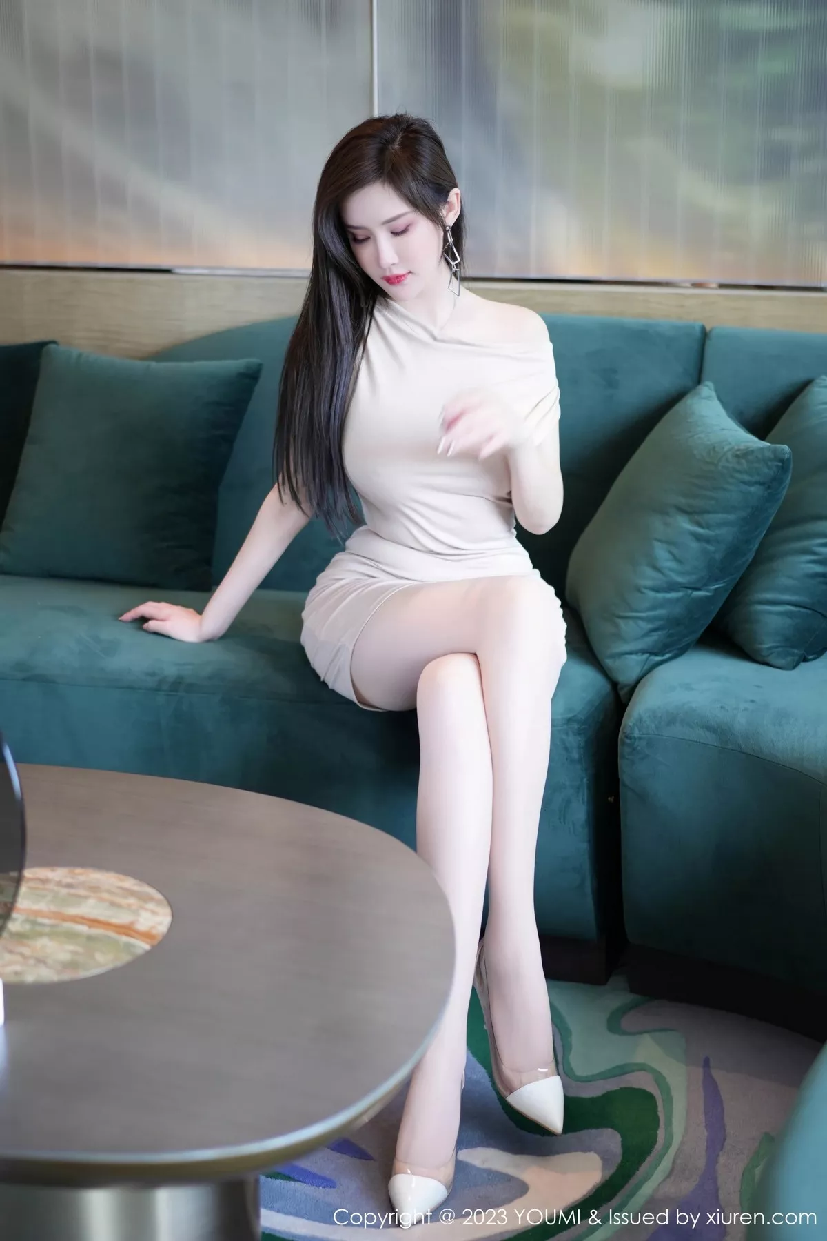 秀人集.com_[YouMi尤蜜荟]Vol.957_女神Carol周妍希性感杏色露肩裙配原色丝袜秀丰满身材诱惑写真80P