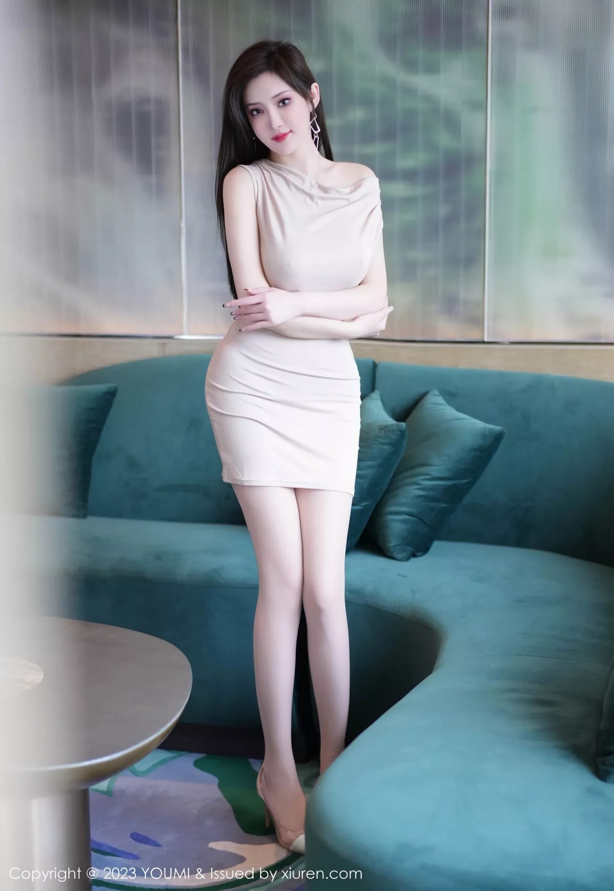 秀人集.com_[YouMi尤蜜荟]Vol.957_女神Carol周妍希性感杏色露肩裙配原色丝袜秀丰满身材诱惑写真80P