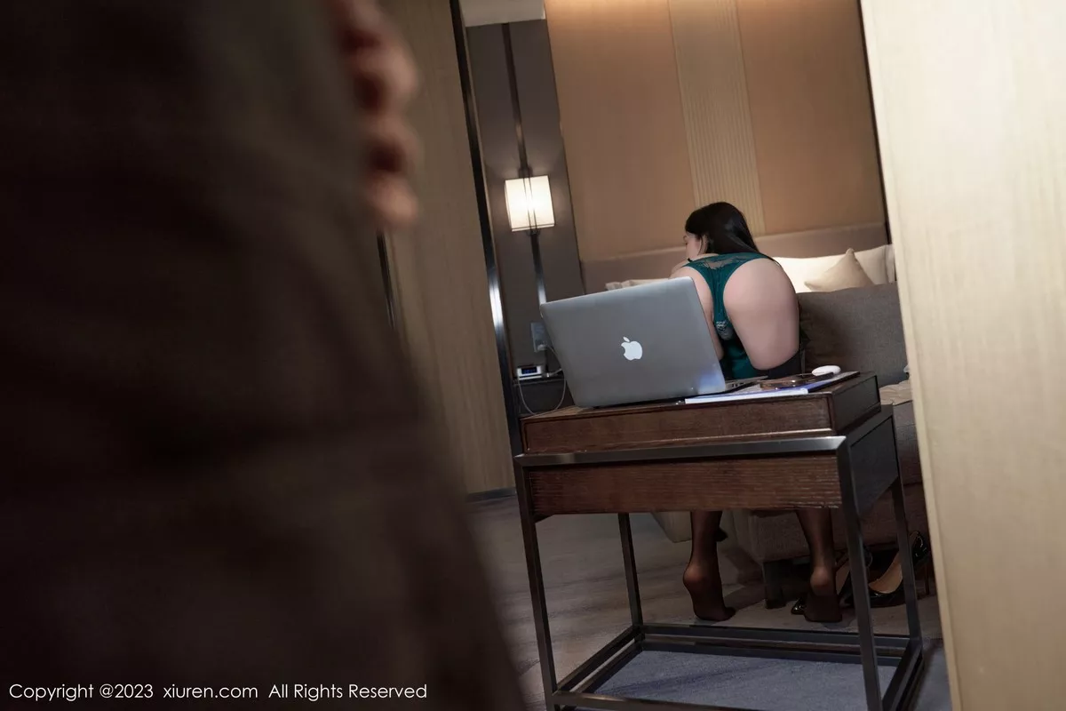 秀人集.com_[XiuRen秀人网]No.7009_女神周于希Sally性感墨绿吊带裙配黑丝吊袜秀翘臀美腿诱惑写真102P