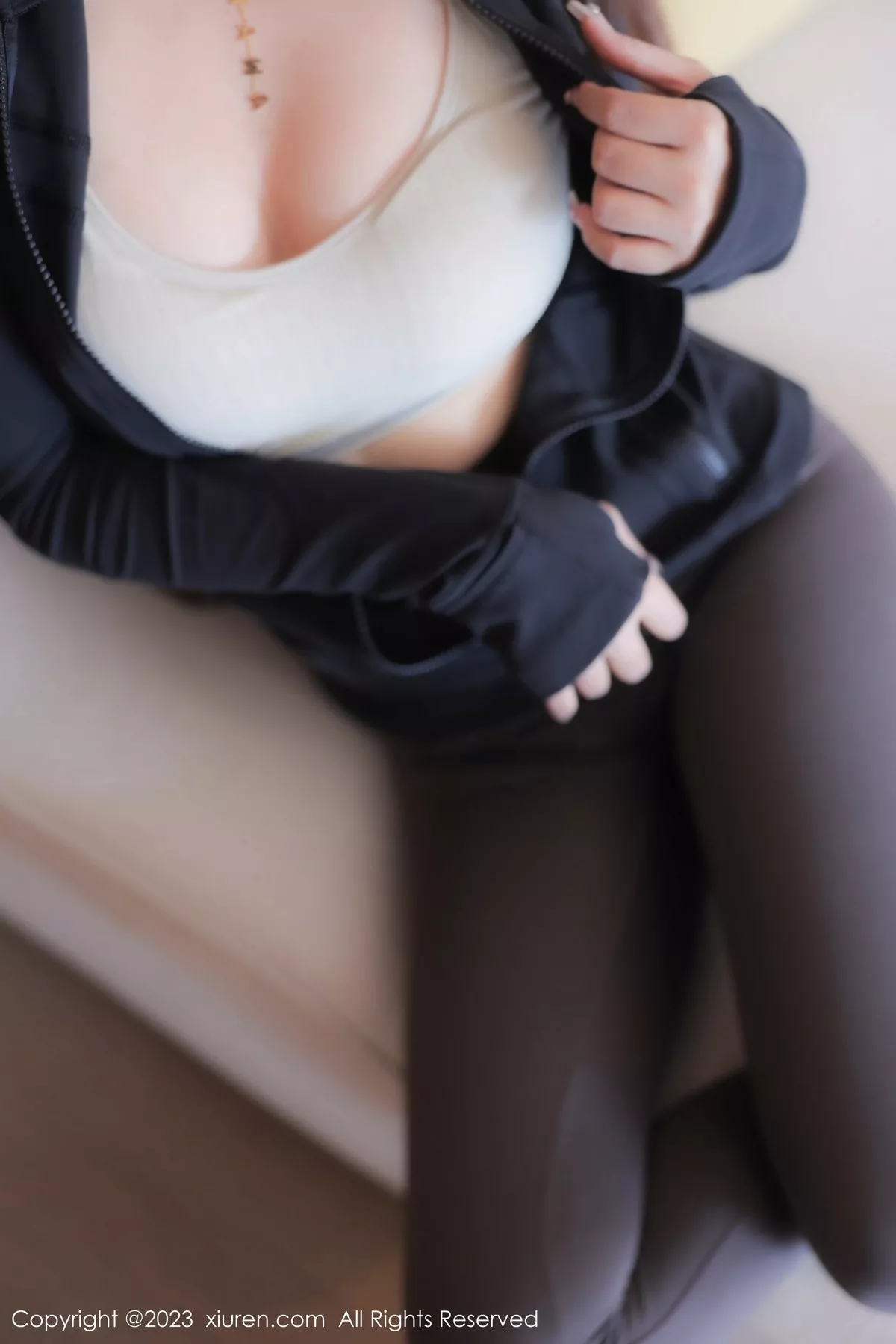 秀人集.com_[XiuRen秀人网]No.7001_模特汐汐baby性感深色收身衣配运动裤秀凹凸惹火身材诱惑写真98P