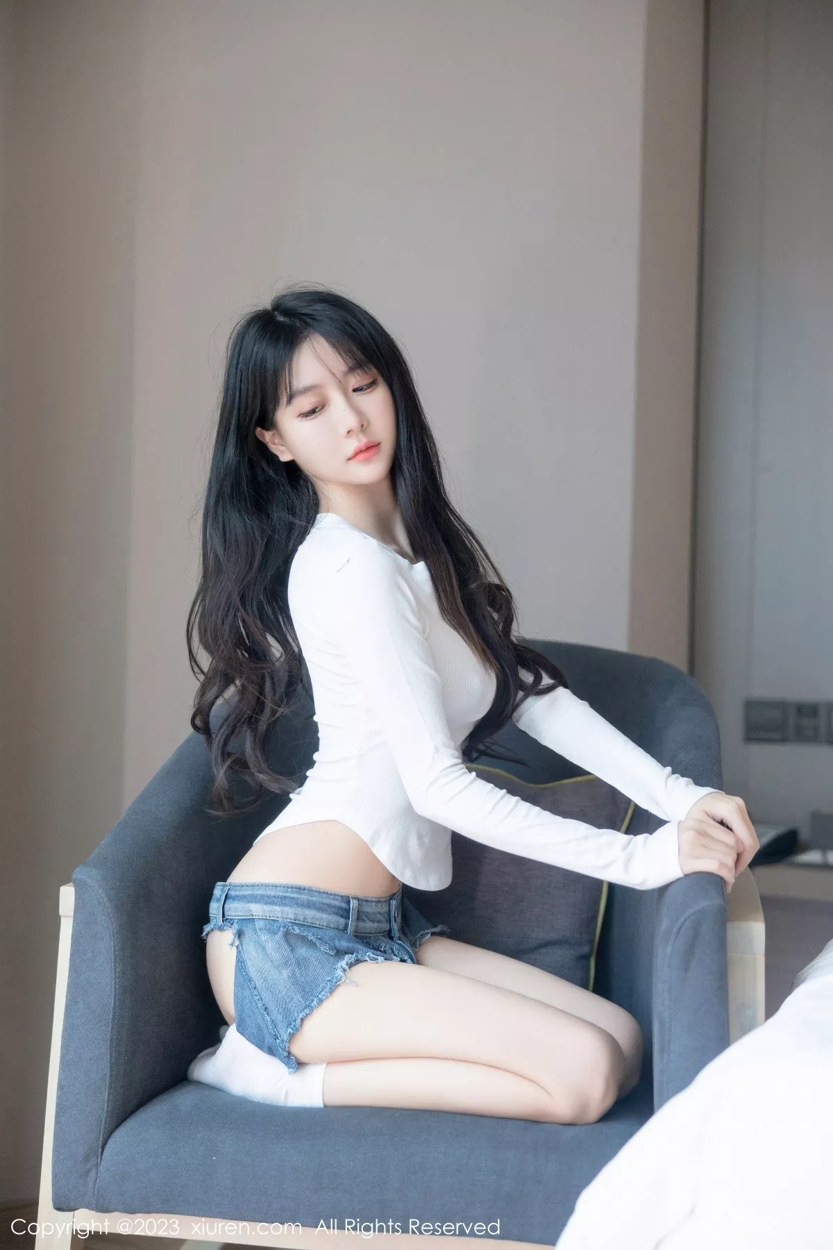 秀人集.com_[XiuRen秀人网]No.7010_模特幼幼性感白色上衣配破烂牛仔短裤秀完美身材撩人诱惑写真88P