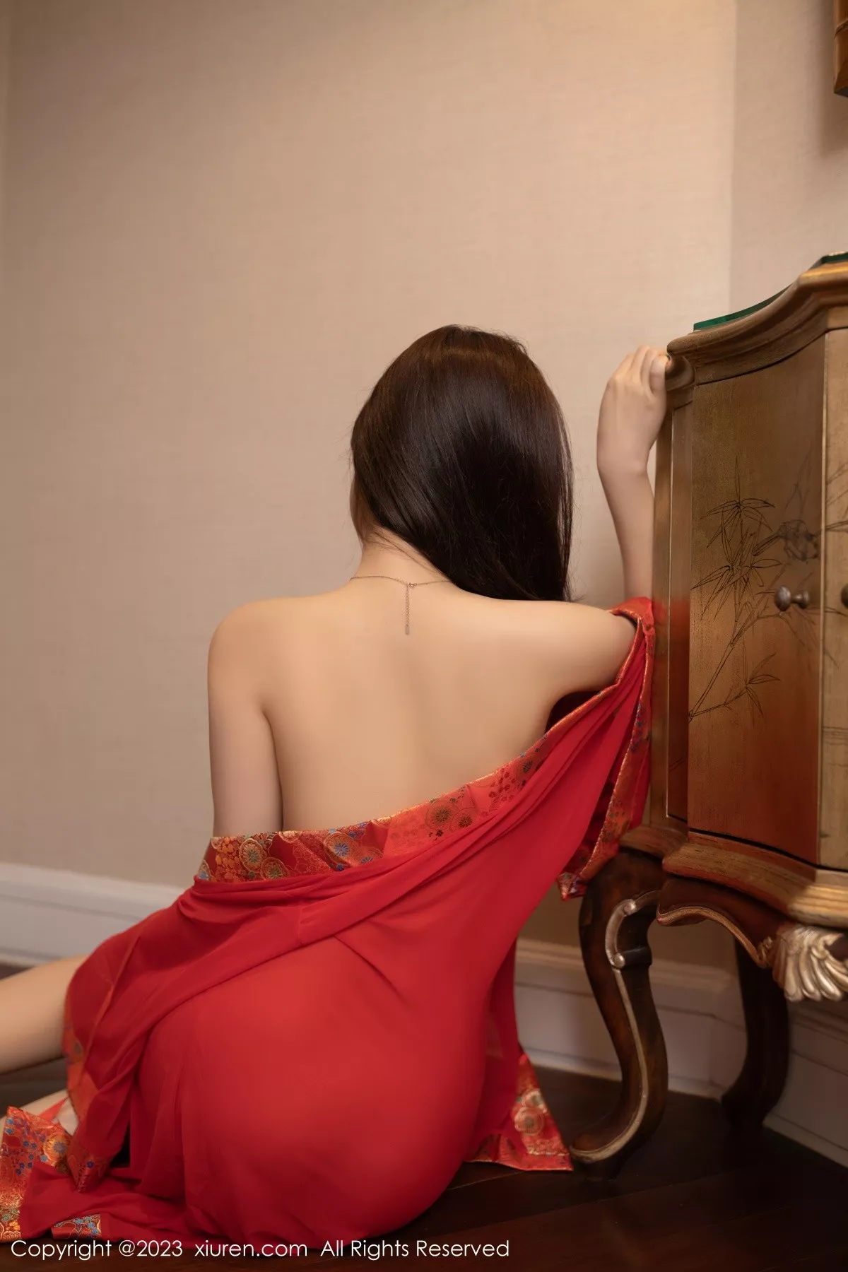 秀人集.com_[XiuRen秀人网]No.7008_模特鱼子酱Fish性感红色丝绸服饰半脱秀曼妙身姿迷人诱惑写真80P