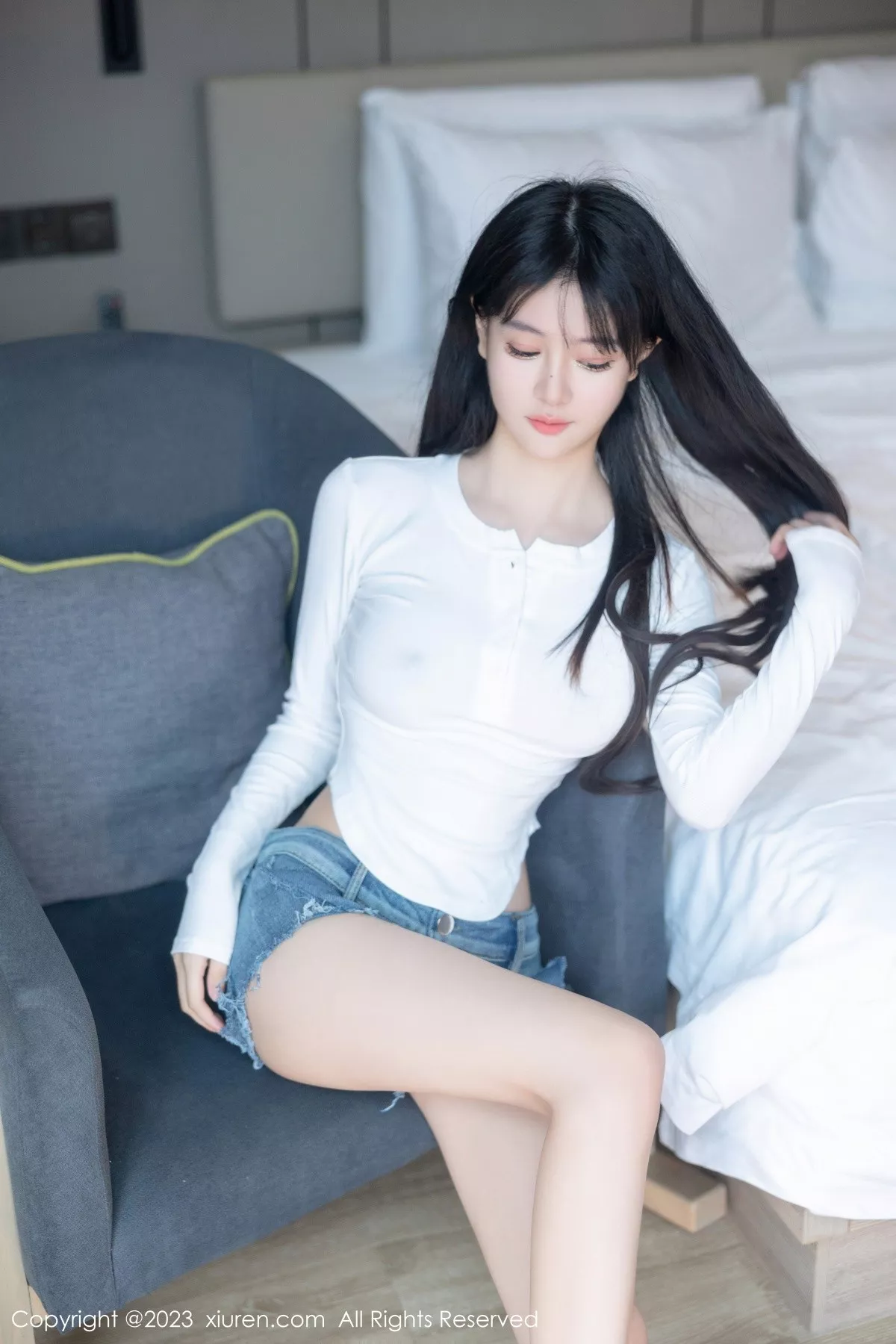 秀人集.com_[XiuRen秀人网]No.7010_模特幼幼性感白色上衣配破烂牛仔短裤秀完美身材撩人诱惑写真88P