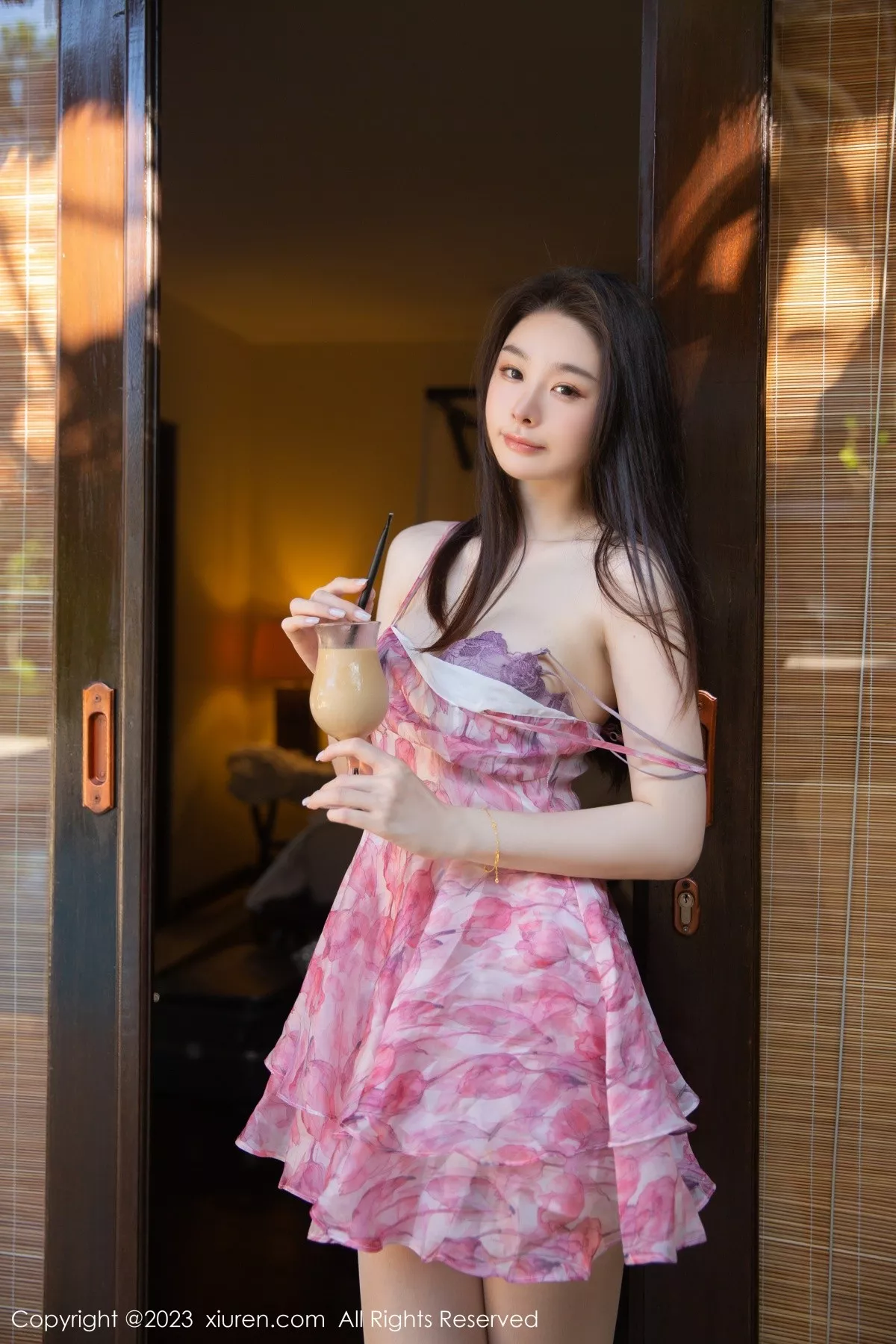 秀人集.com_[XiuRen秀人网]No.7006_模特是小逗逗性感花色吊带短裙配开档肉丝秀曼妙身姿诱惑写真80P