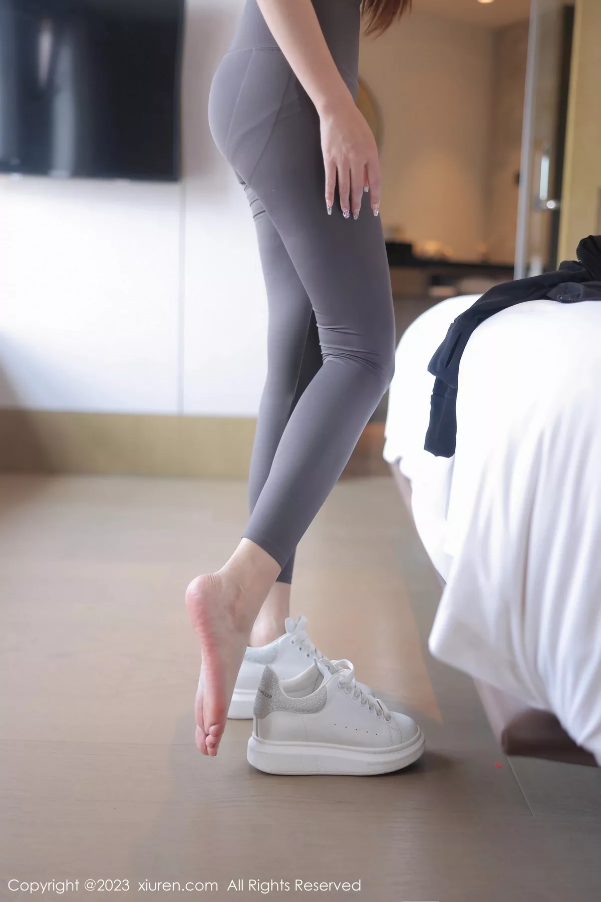 秀人集.com_[XiuRen秀人网]No.7001_模特汐汐baby性感深色收身衣配运动裤秀凹凸惹火身材诱惑写真98P