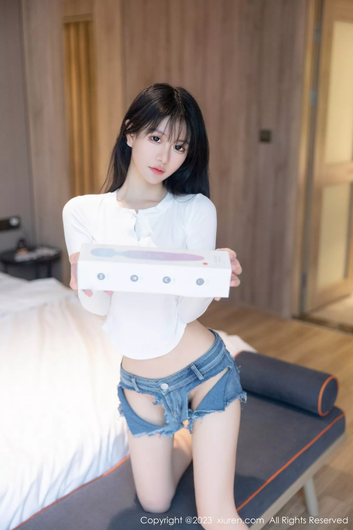 秀人集.com_[XiuRen秀人网]No.7010_模特幼幼性感白色上衣配破烂牛仔短裤秀完美身材撩人诱惑写真88P