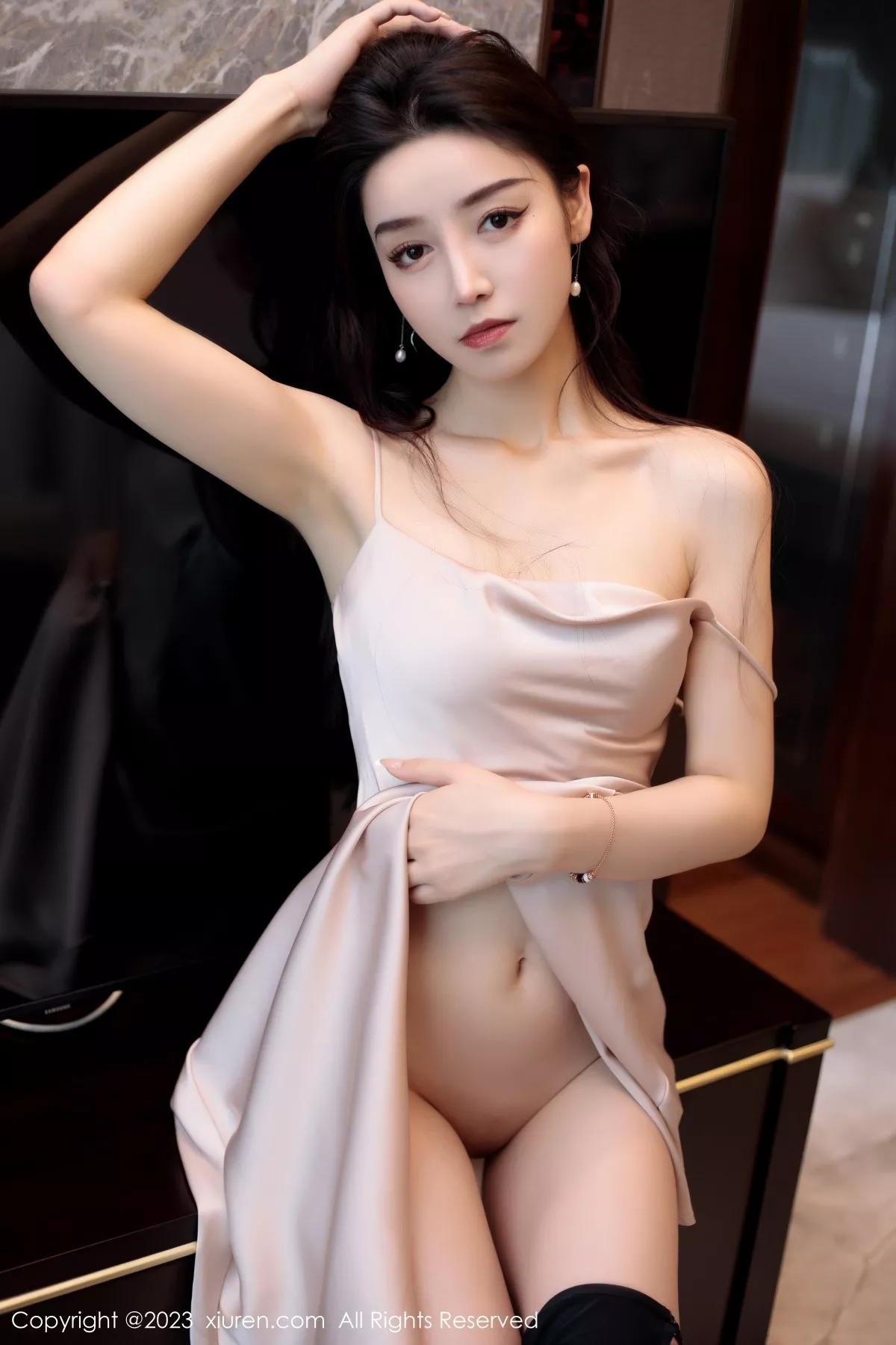 秀人集.com_[XiuRen秀人网]No.7011_模特苏曼兮浅色吊带长裙+粉色蕾丝情趣睡裙秀完美身材诱惑写真72P