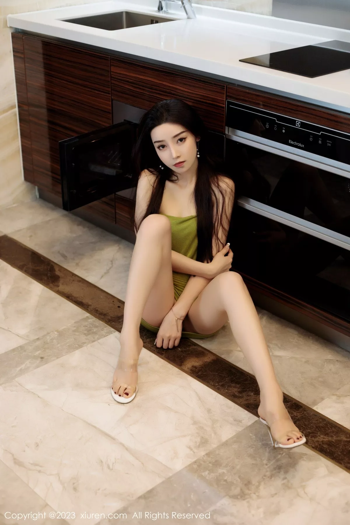 秀人集.com_[XiuRen秀人网]No.7011_模特苏曼兮浅色吊带长裙+粉色蕾丝情趣睡裙秀完美身材诱惑写真72P