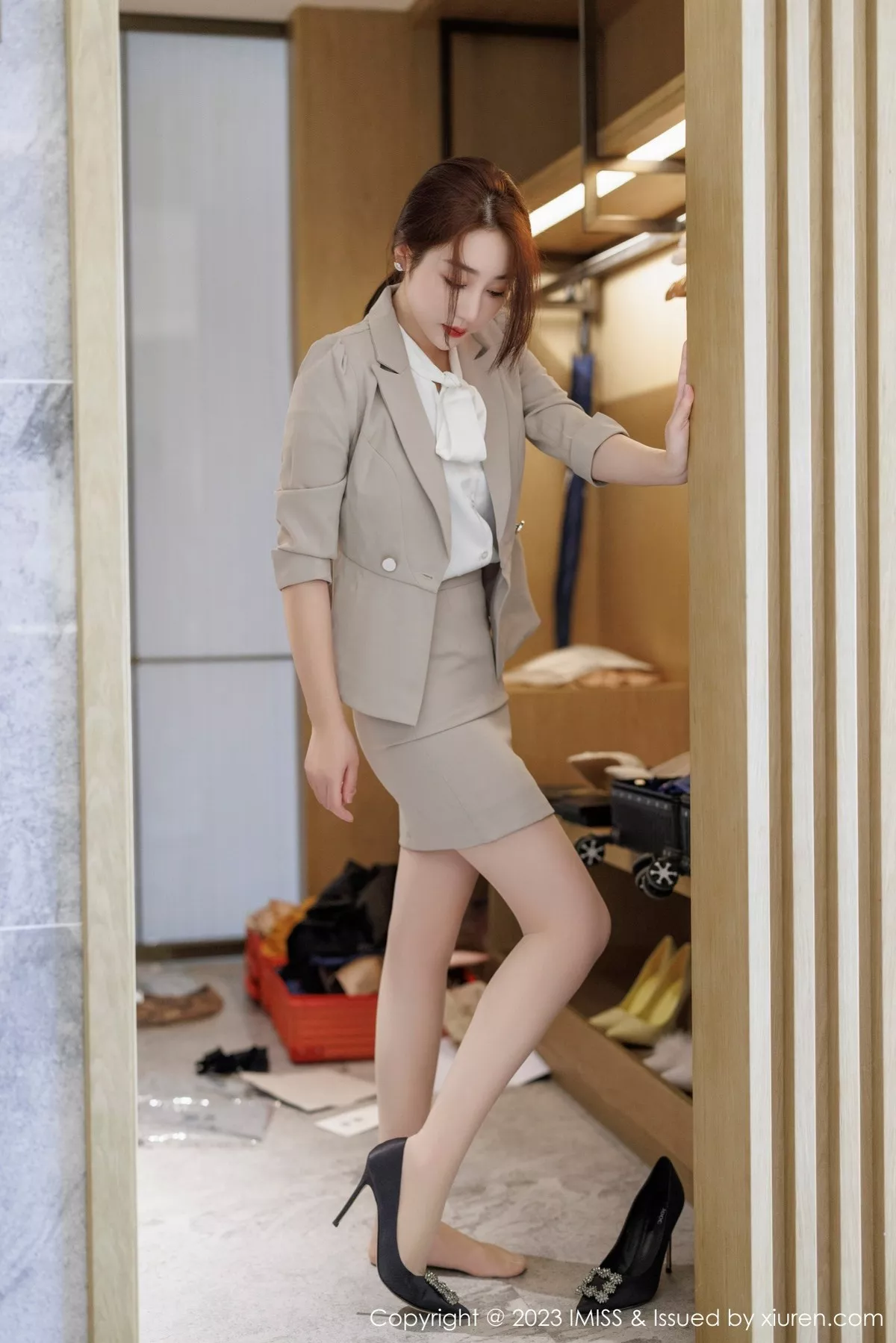 秀人集.com_[IMISS爱蜜社]Vol.735_模特九月生灰色职业装露性感红色蕾丝内衣秀完美身材诱惑写真57P