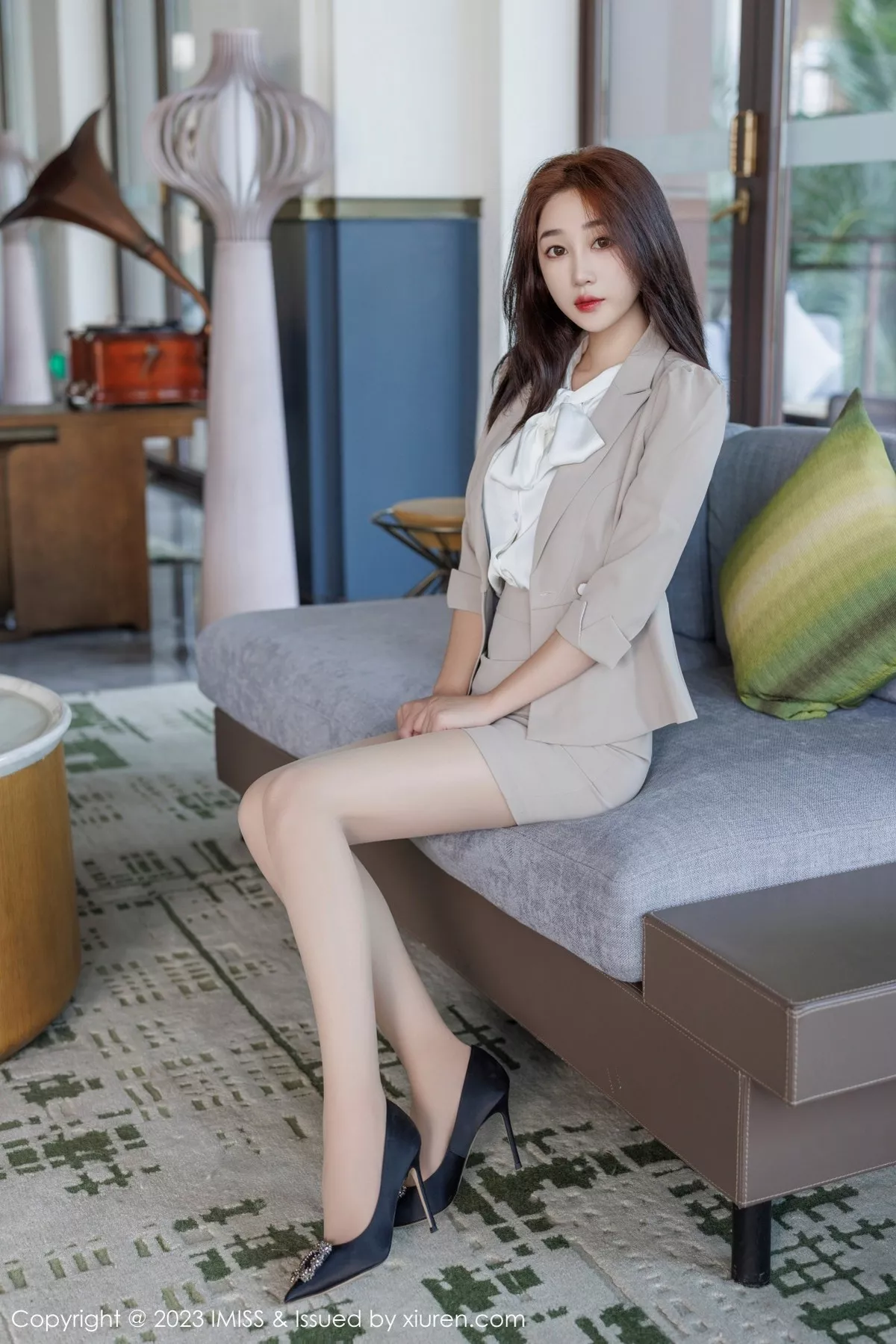 秀人集.com_[IMISS爱蜜社]Vol.735_模特九月生灰色职业装露性感红色蕾丝内衣秀完美身材诱惑写真57P