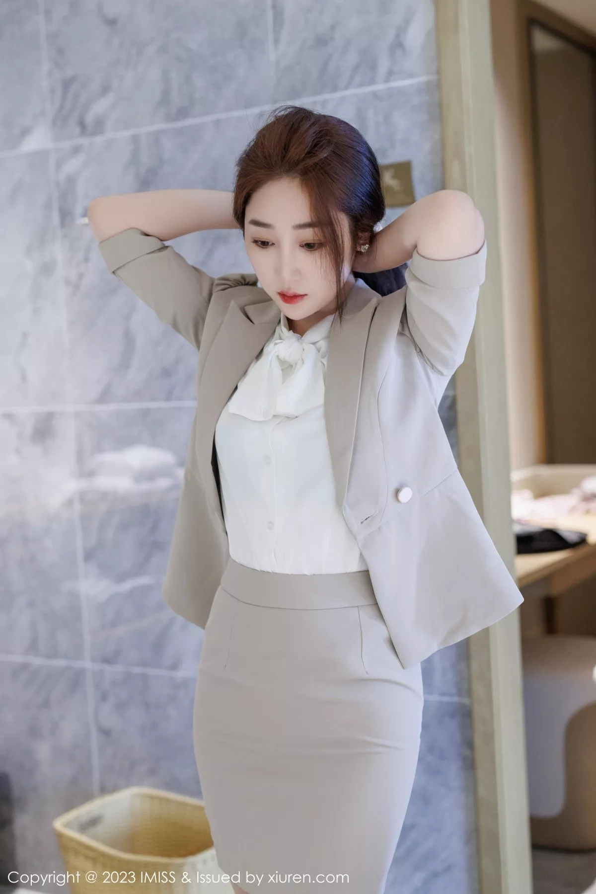 秀人集.com_[IMISS爱蜜社]Vol.735_模特九月生灰色职业装露性感红色蕾丝内衣秀完美身材诱惑写真57P