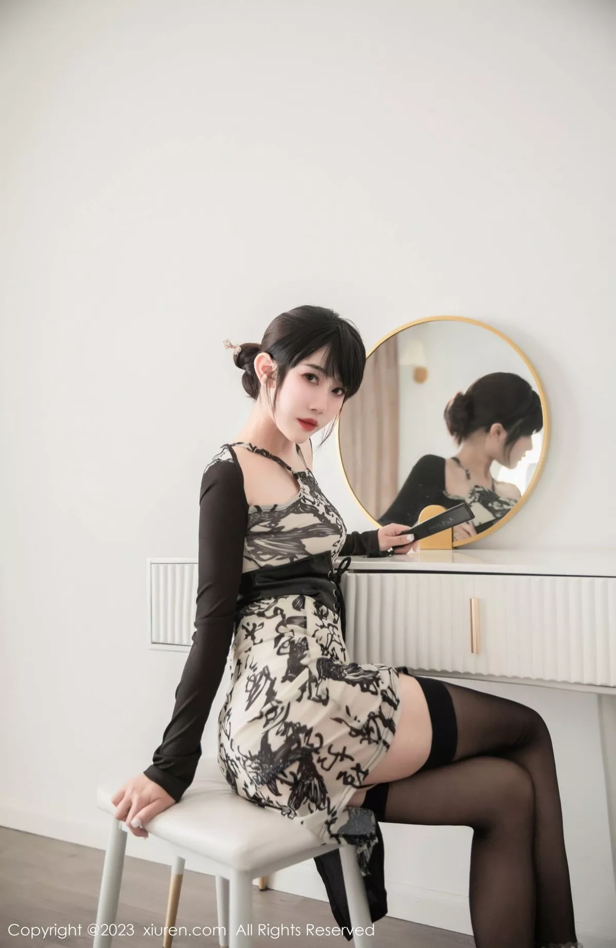 秀人集.com_[XiuRen秀人网]No.7015_模特严利娅Yuliya性感国风旗袍服配黑丝吊袜秀婀娜身材诱惑写真73P