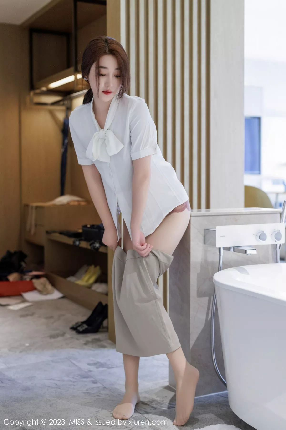 秀人集.com_[IMISS爱蜜社]Vol.735_模特九月生灰色职业装露性感红色蕾丝内衣秀完美身材诱惑写真57P