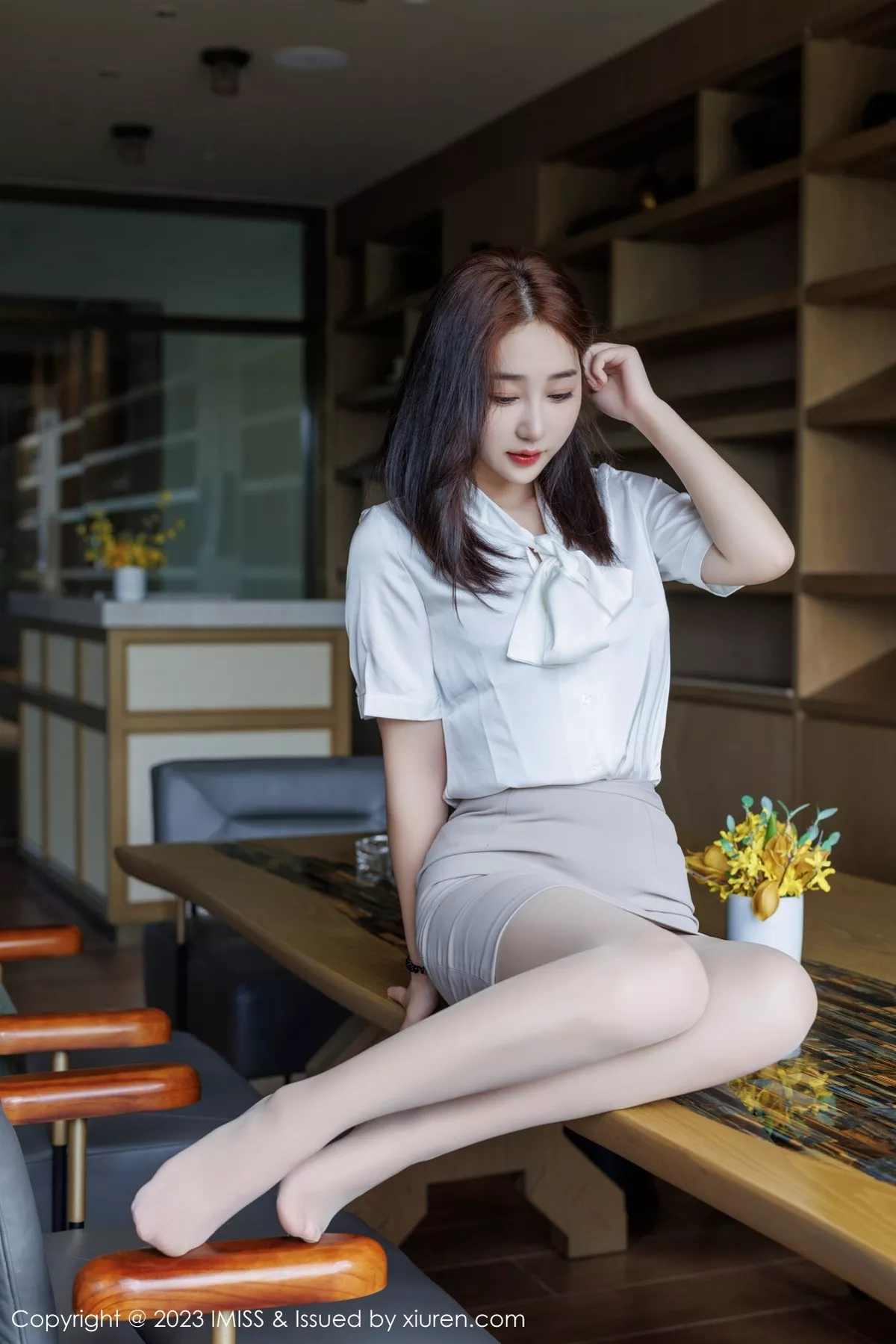 秀人集.com_[IMISS爱蜜社]Vol.735_模特九月生灰色职业装露性感红色蕾丝内衣秀完美身材诱惑写真57P