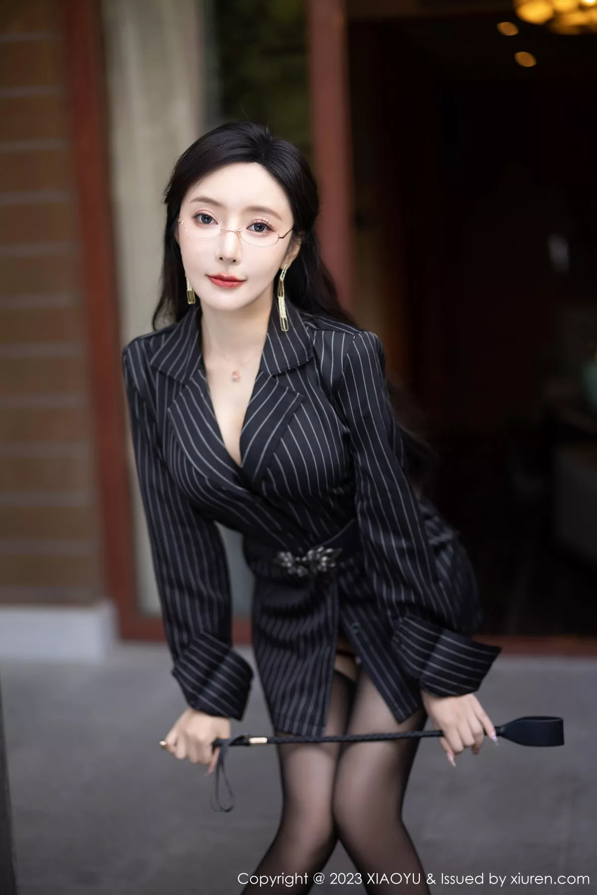 秀人集.com_[XiaoYu画语界]Vol.1062_女神王馨瑶yanni黑色条纹职业装露蓝色内衣配黑丝吊袜诱惑写真90P