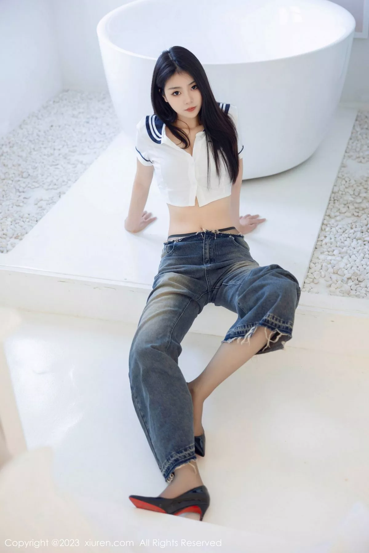 秀人集.com_[XiuRen秀人网]No.7027_模特可乐Vicky白色上衣配牛仔裤露超薄黑丝秀曼妙身姿诱惑写真82P