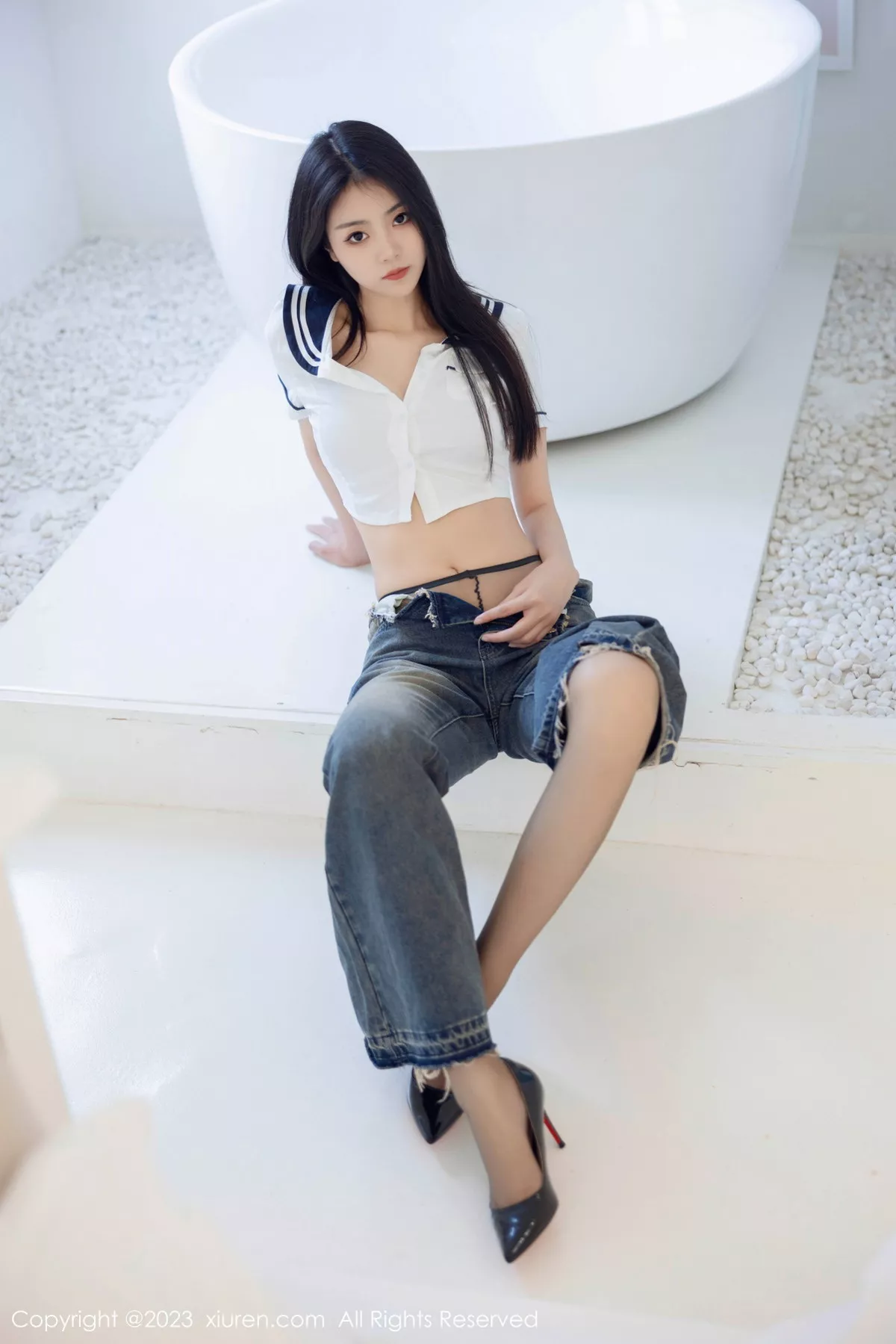 秀人集.com_[XiuRen秀人网]No.7027_模特可乐Vicky白色上衣配牛仔裤露超薄黑丝秀曼妙身姿诱惑写真82P