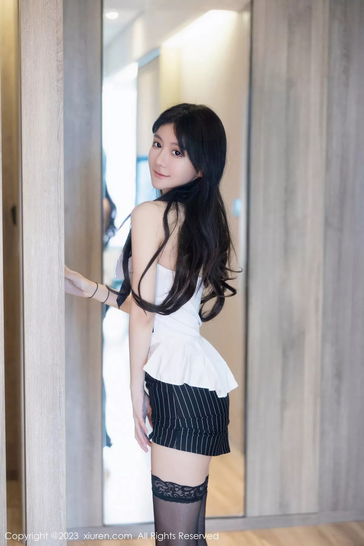 秀人集.com_[XiuRen秀人网]No.7047_模特幼幼性感白上衣配黑短裙露黑色蕾丝袜秀完美身材诱惑写真81P