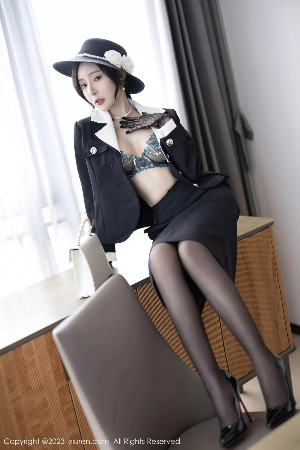 秀人集.com_[XiuRen秀人网]No.7048_女神王馨瑶yanni墨绿色轻透蕾丝内衣配黑丝秀完美身材诱惑写真81P