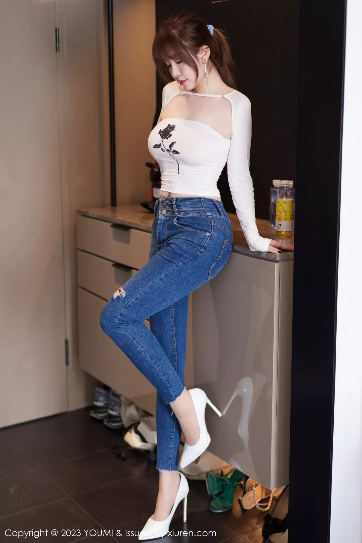 秀人集.com_[YouMi尤蜜荟]Vol.961_女神王雨纯白上衣配牛仔裤露超薄无内肉丝秀丰满身材诱惑写真109P