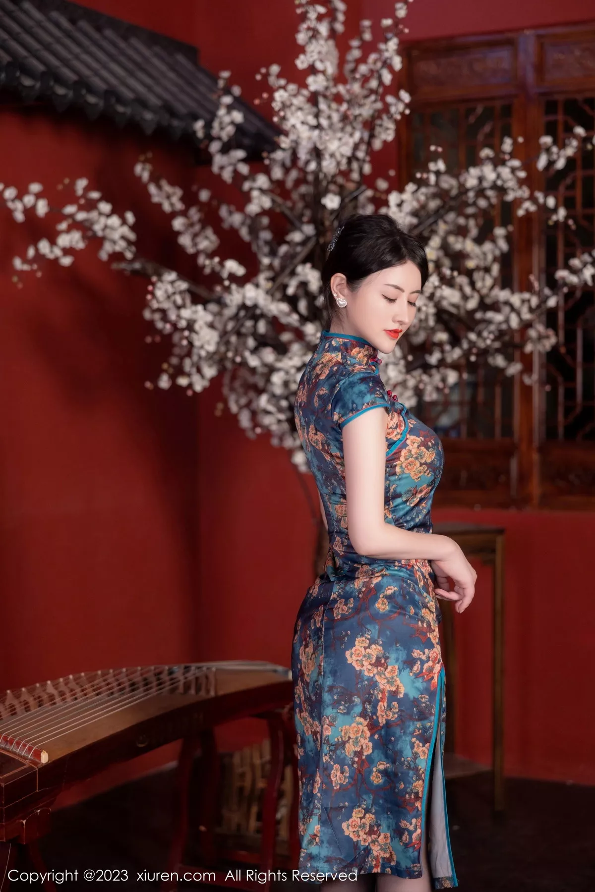 秀人集.com_[XiuRen秀人网]No.7051_模特诗诗kiki脱蓝色图纹旗袍露黑色蕾丝内衣配黑丝吊袜诱惑写真82P