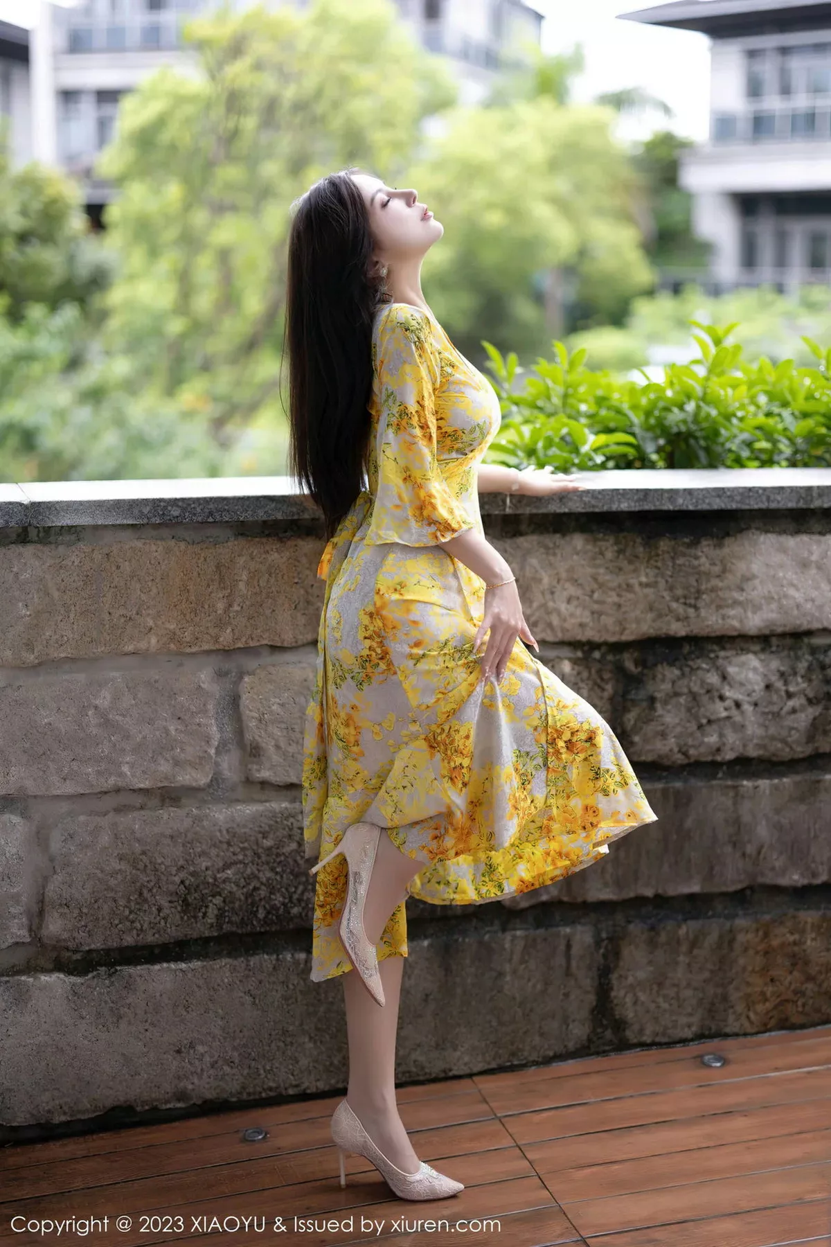 秀人集.com_[XiaoYu画语界]Vol.1066_模特小蛮妖Yummy脱黄色图案连衣长裙露傲人豪乳遮点诱惑写真87P